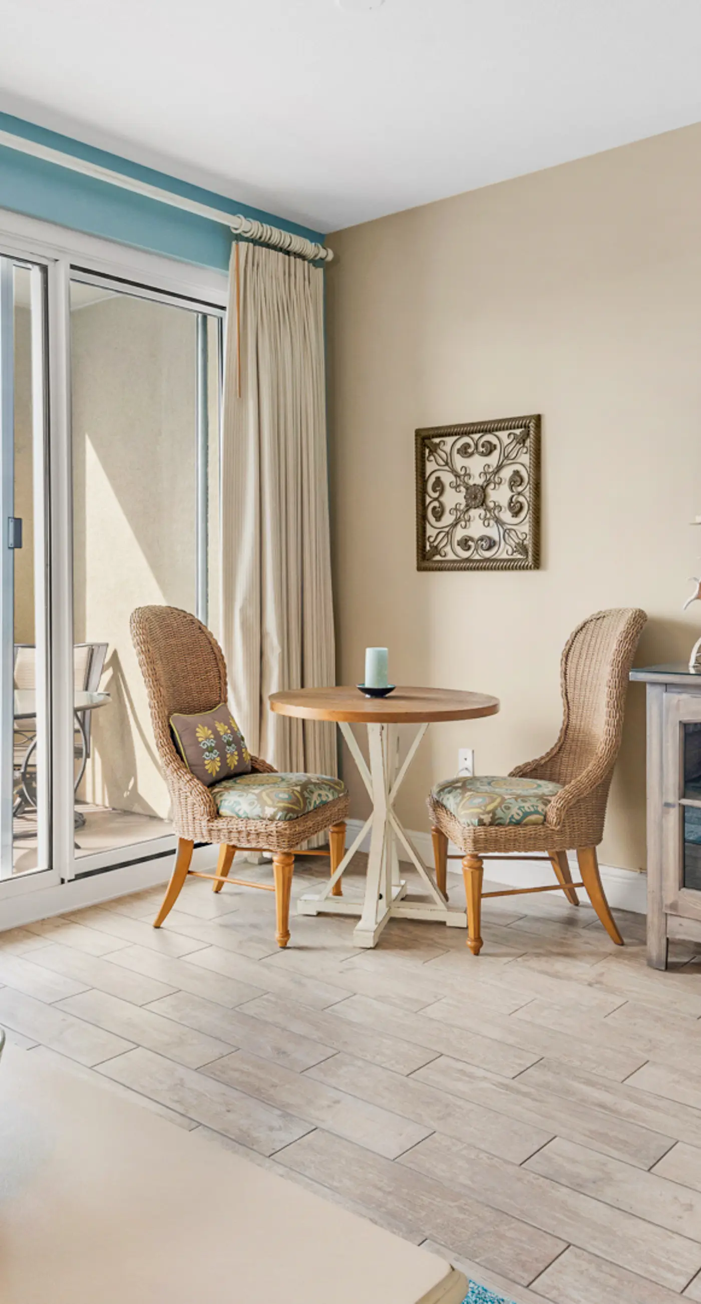 Convenient & well-equipped condo with partial beach views, shared pool & gym