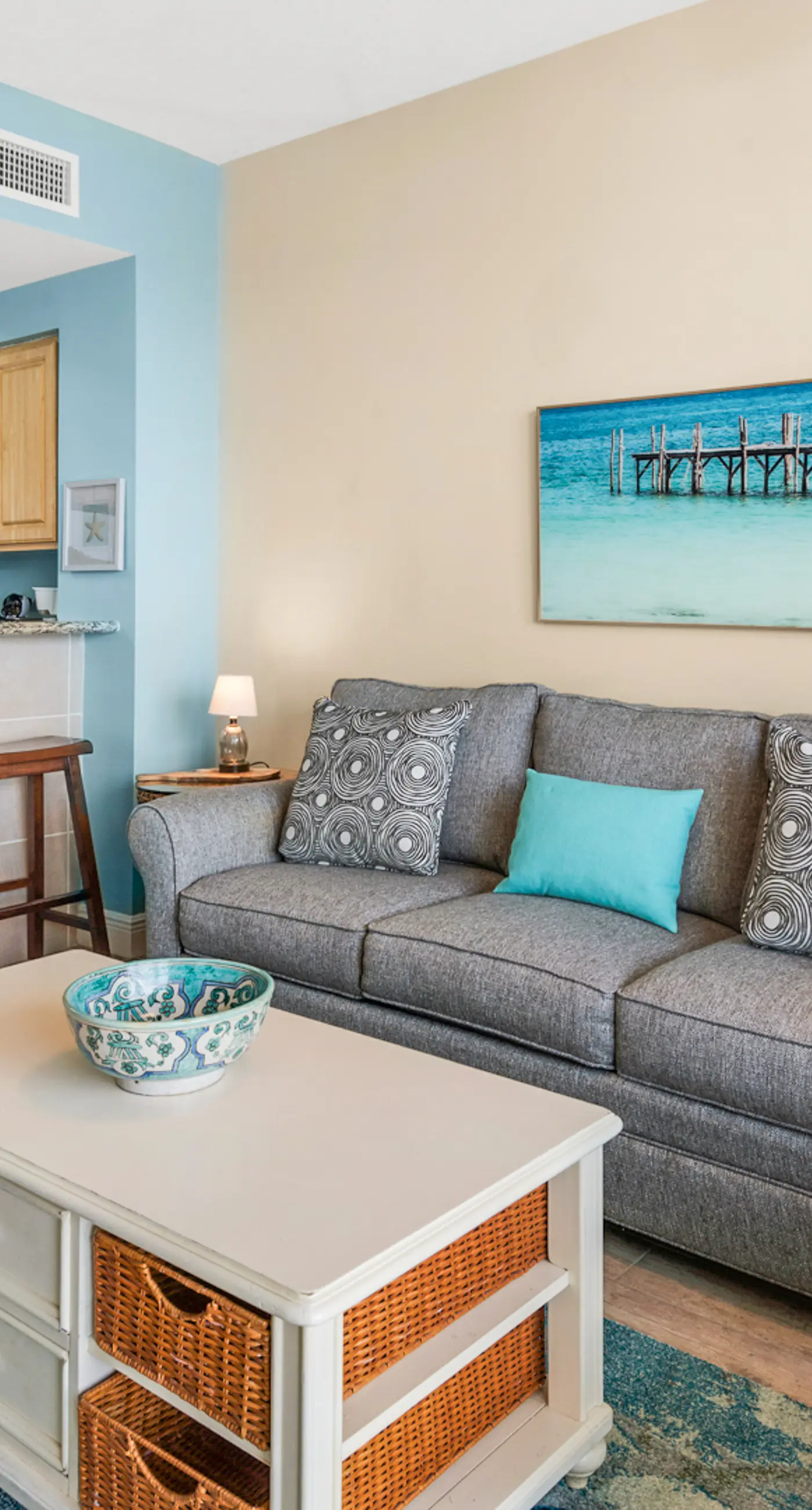 Convenient & well-equipped condo with partial beach views, shared pool & gym