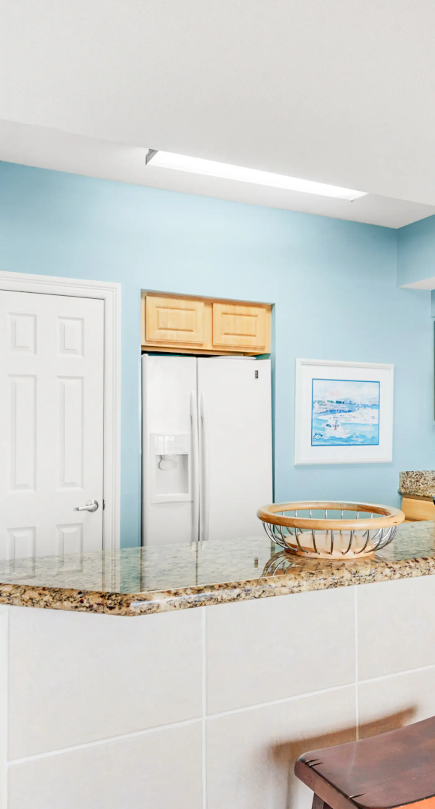 Convenient & well-equipped condo with partial beach views, shared pool & gym