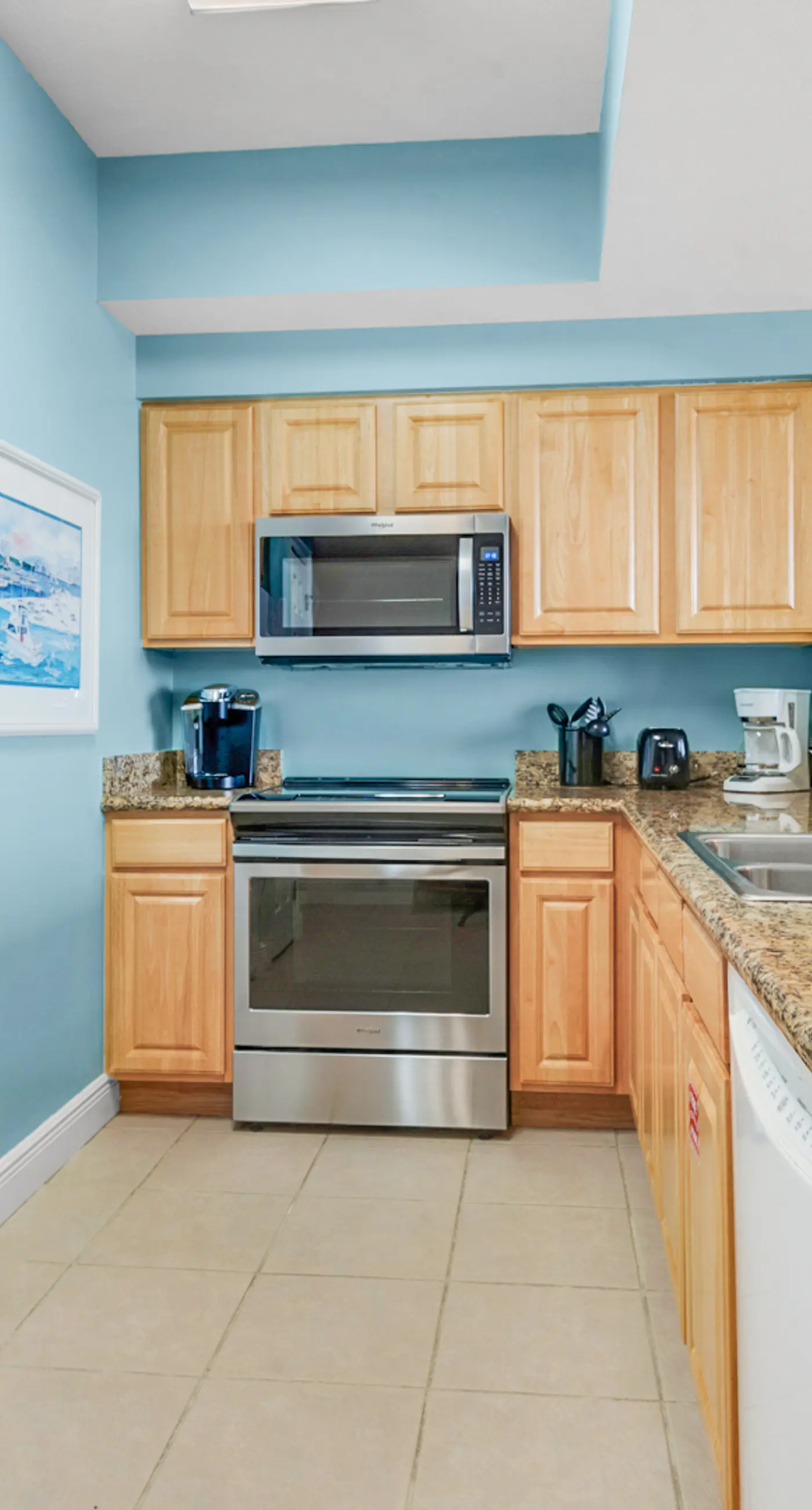 Convenient & well-equipped condo with partial beach views, shared pool & gym