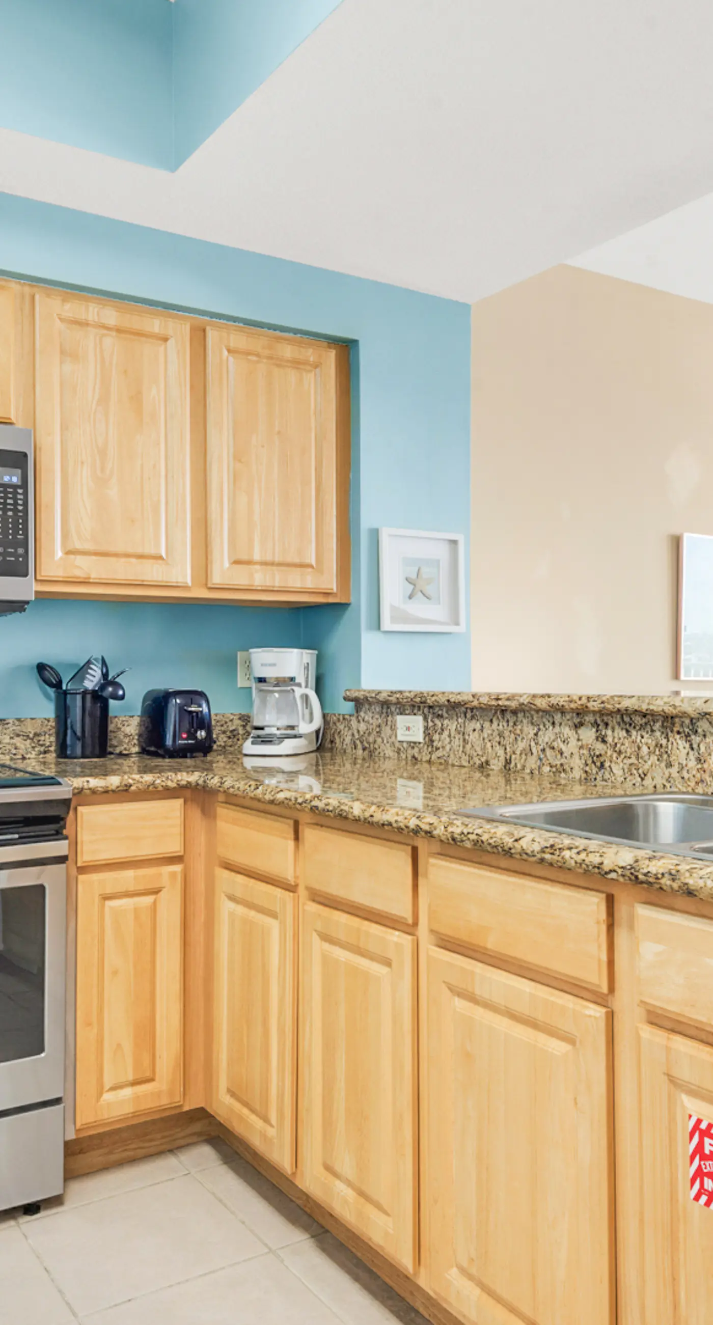 Convenient & well-equipped condo with partial beach views, shared pool & gym