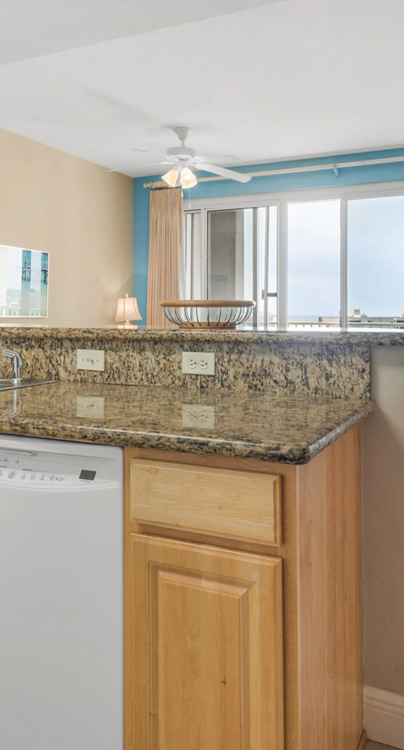 Convenient & well-equipped condo with partial beach views, shared pool & gym