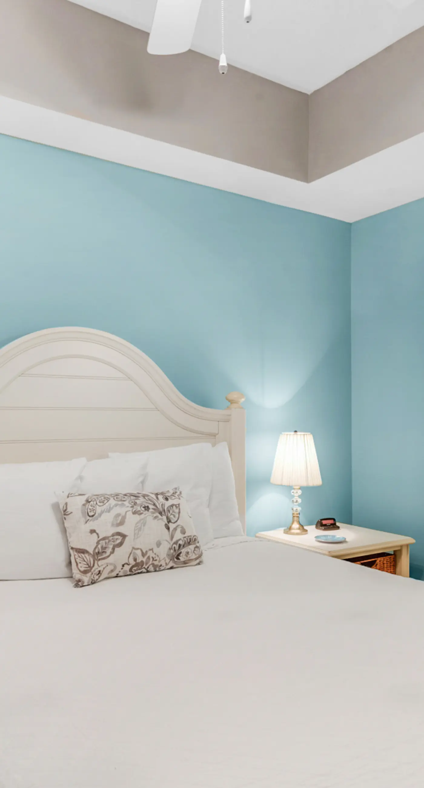 Convenient & well-equipped condo with partial beach views, shared pool & gym