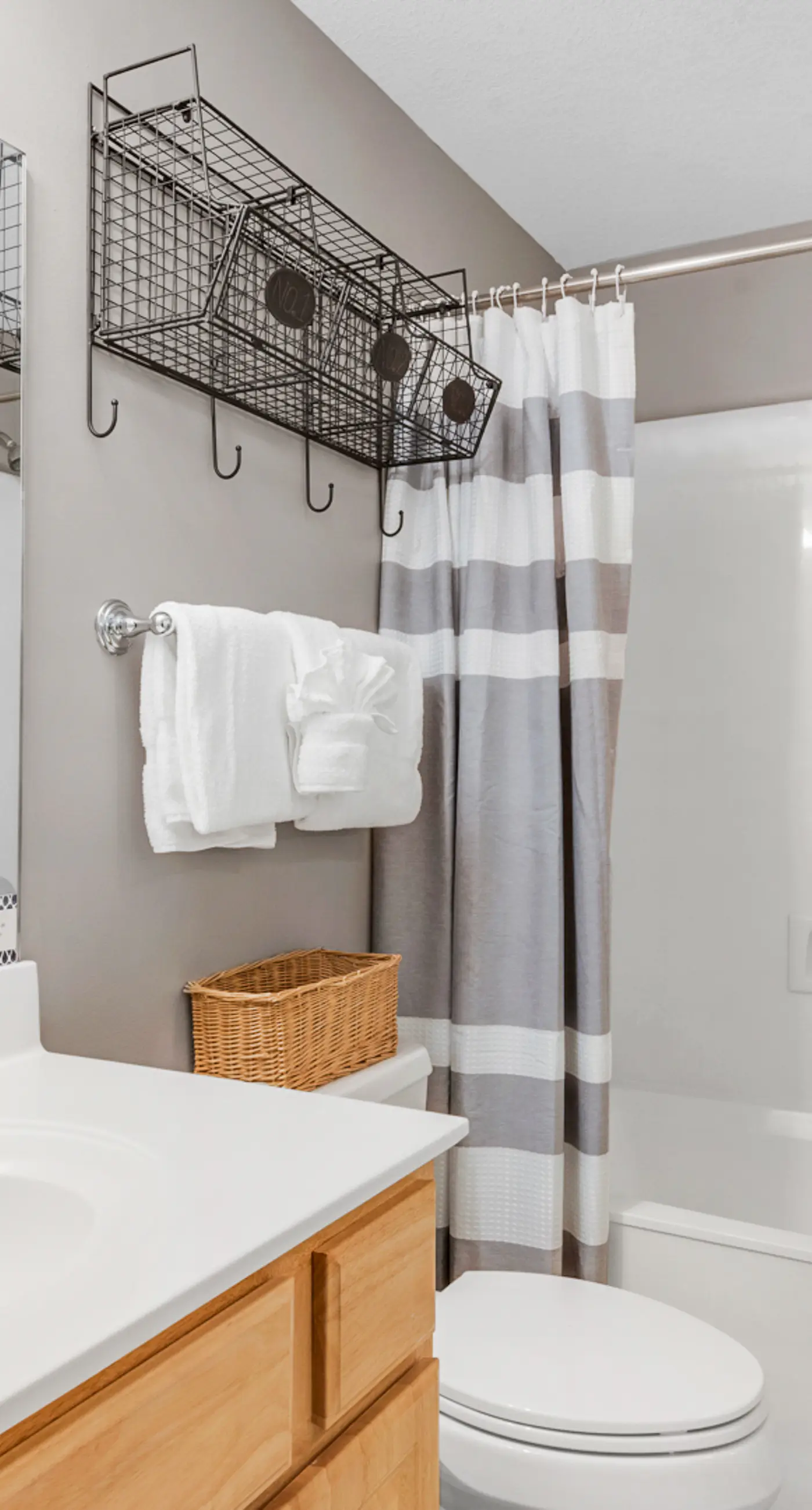 Convenient & well-equipped condo with partial beach views, shared pool & gym