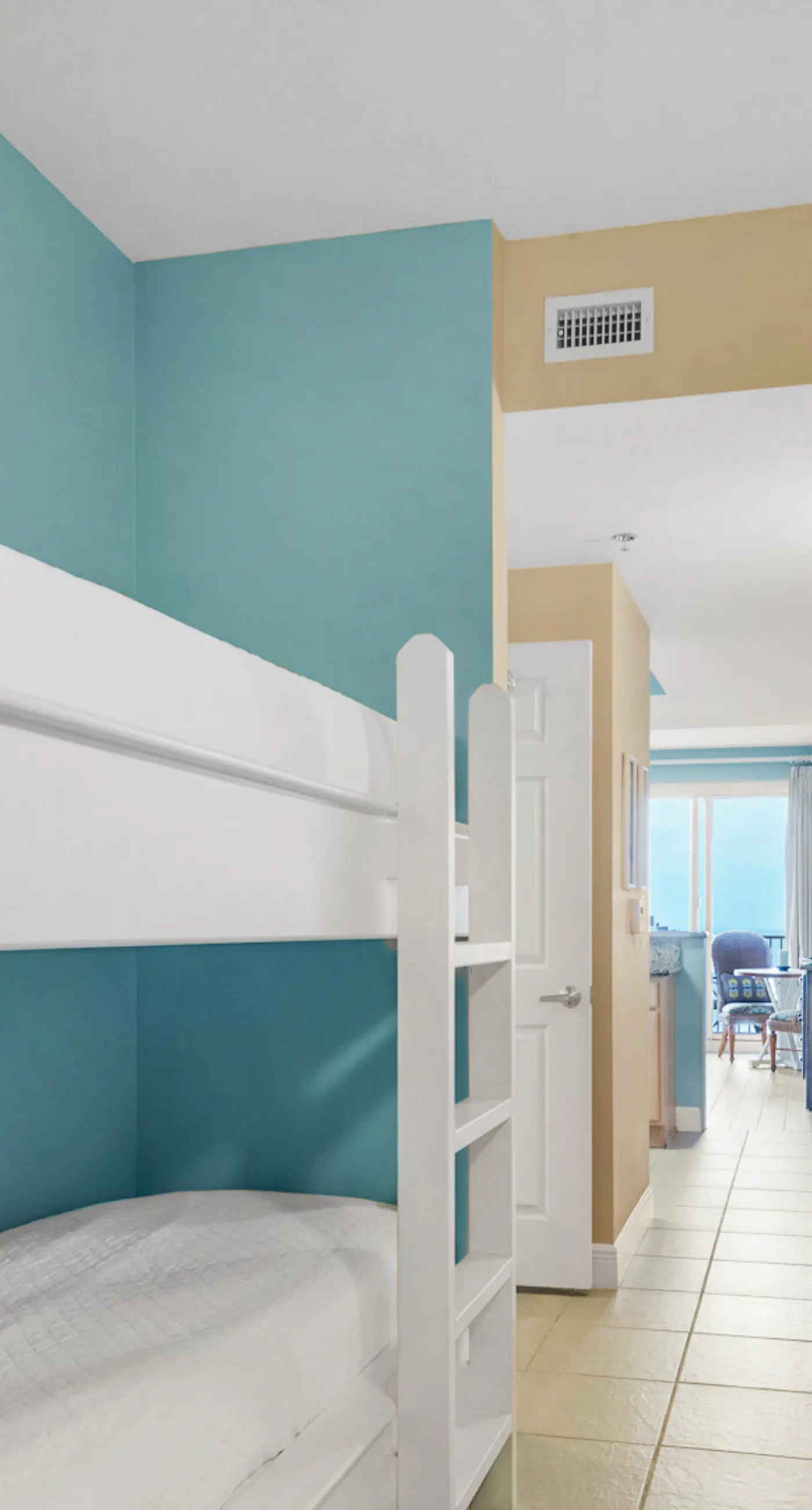 Convenient & well-equipped condo with partial beach views, shared pool & gym