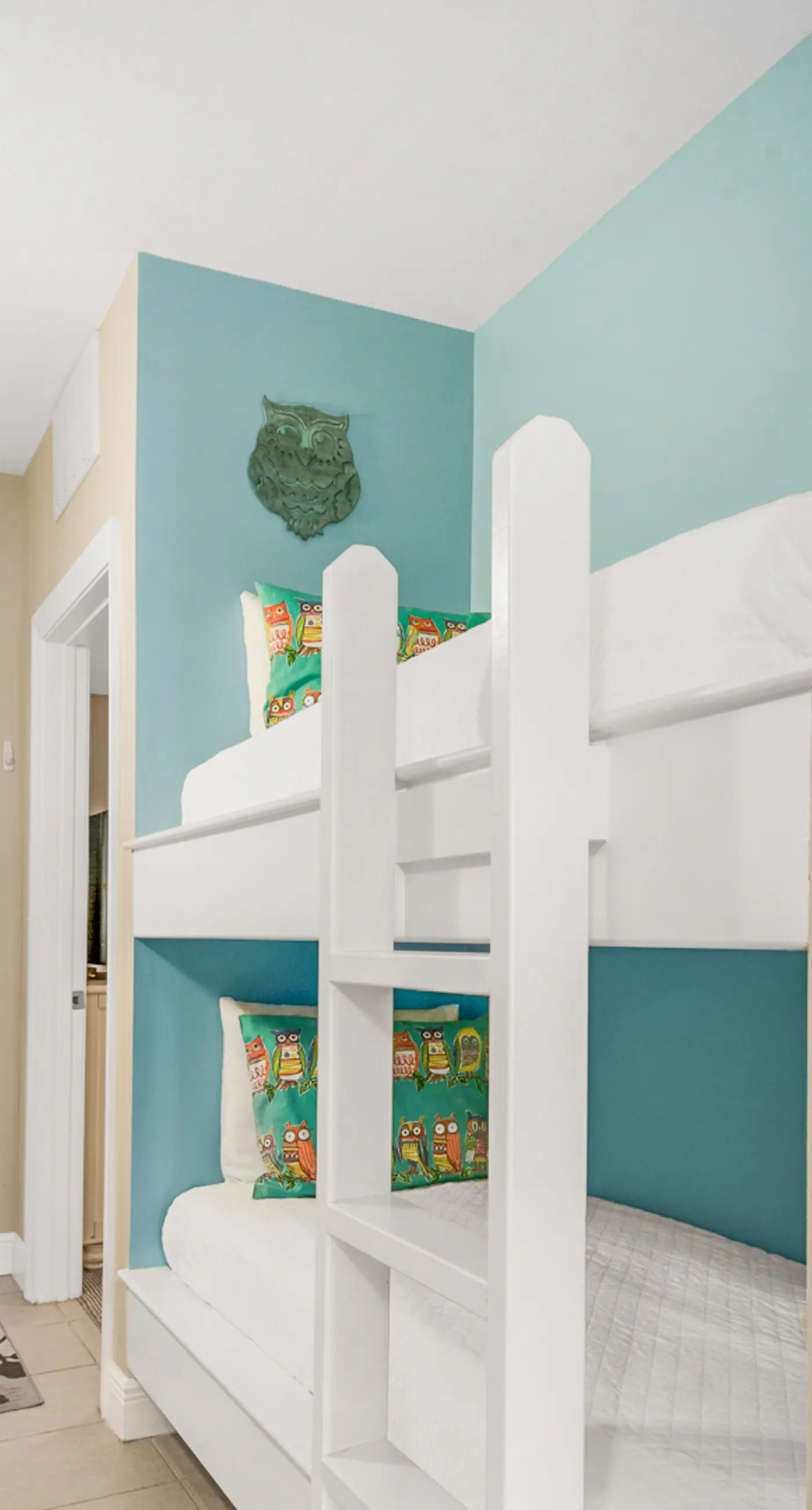 Convenient & well-equipped condo with partial beach views, shared pool & gym