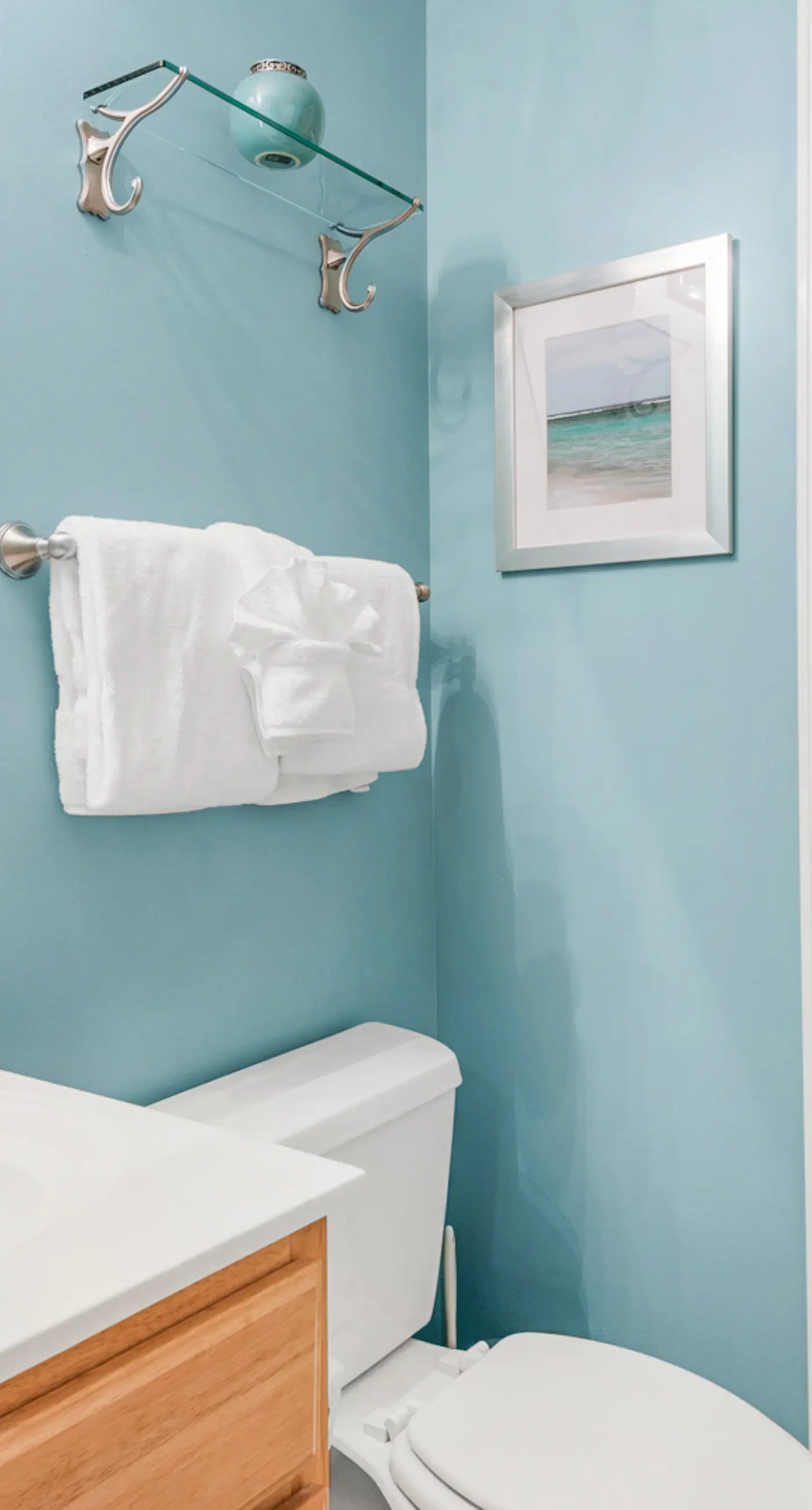 Convenient & well-equipped condo with partial beach views, shared pool & gym