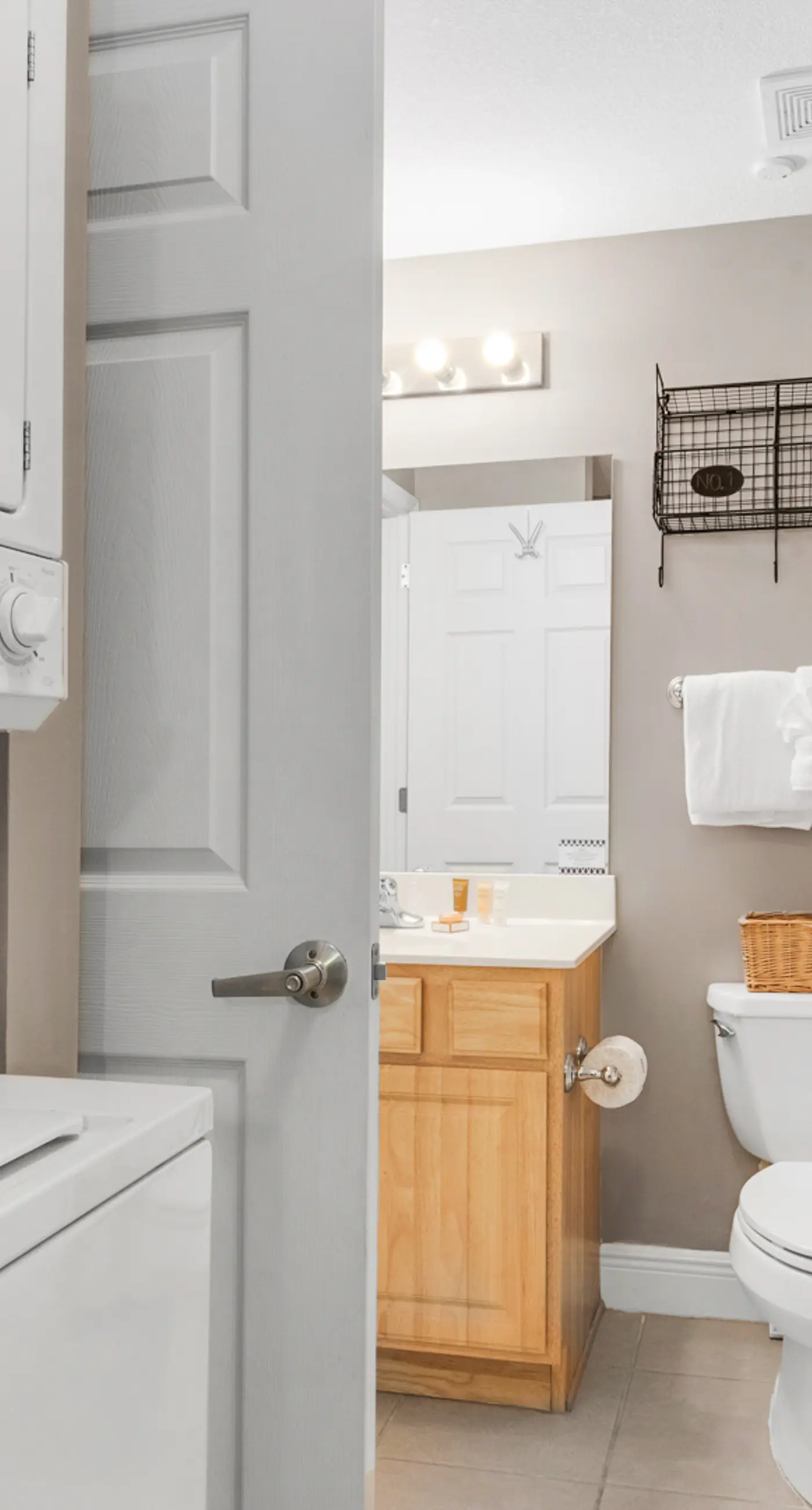 Convenient & well-equipped condo with partial beach views, shared pool & gym