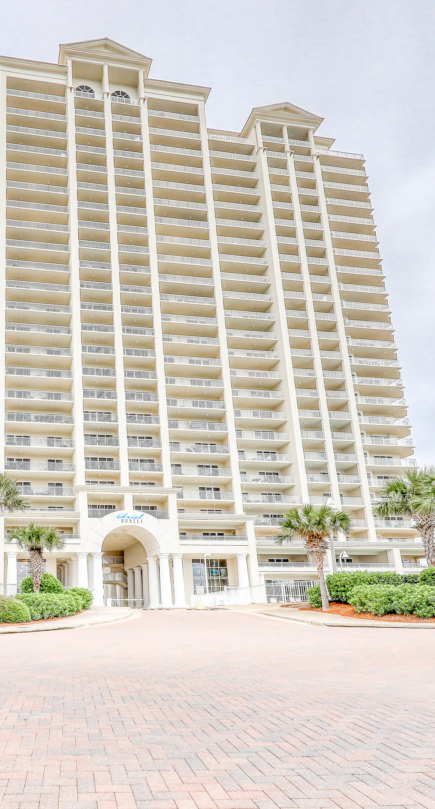 Convenient & well-equipped condo with partial beach views, shared pool & gym