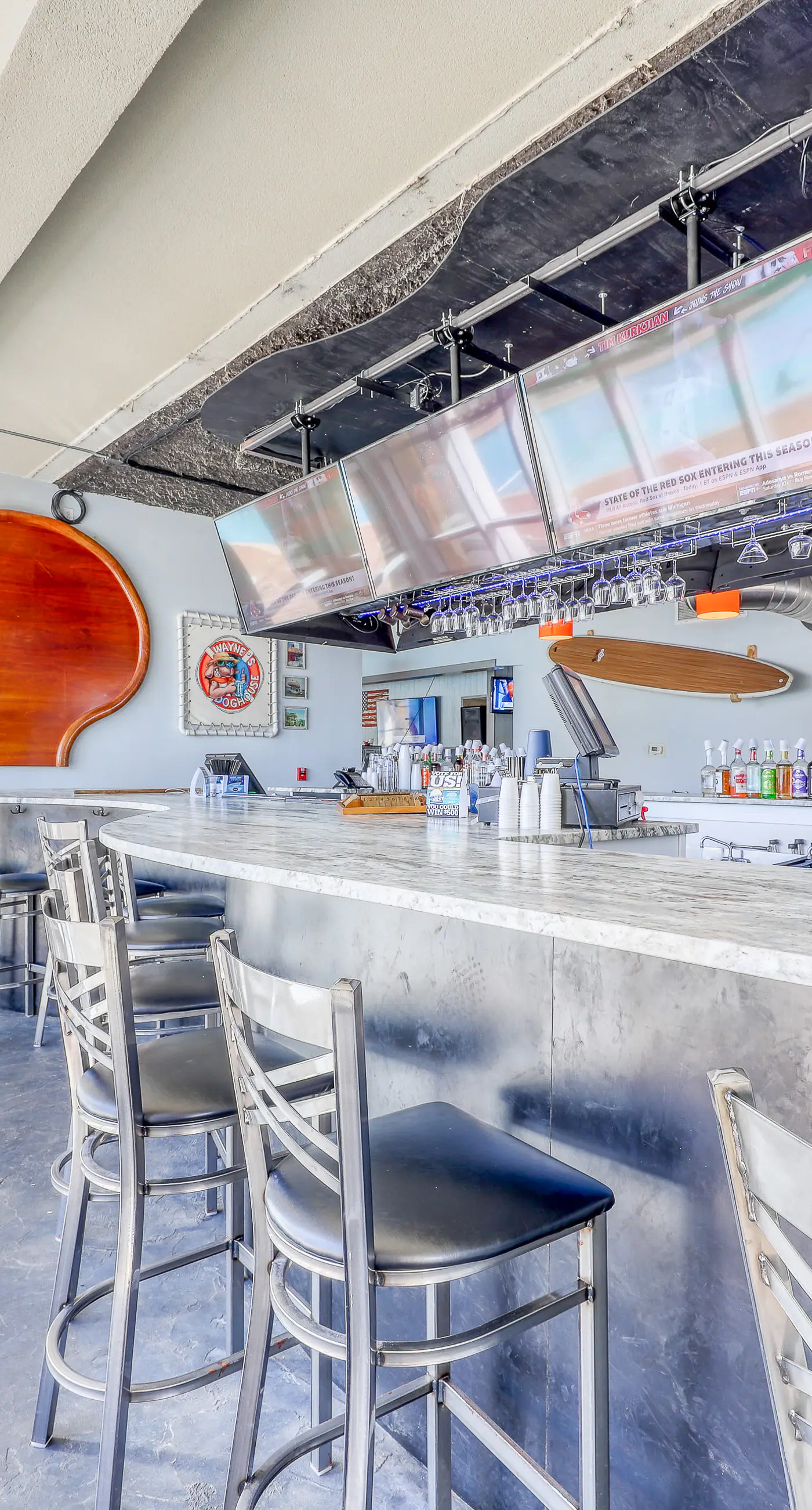 Convenient & well-equipped condo with partial beach views, shared pool & gym