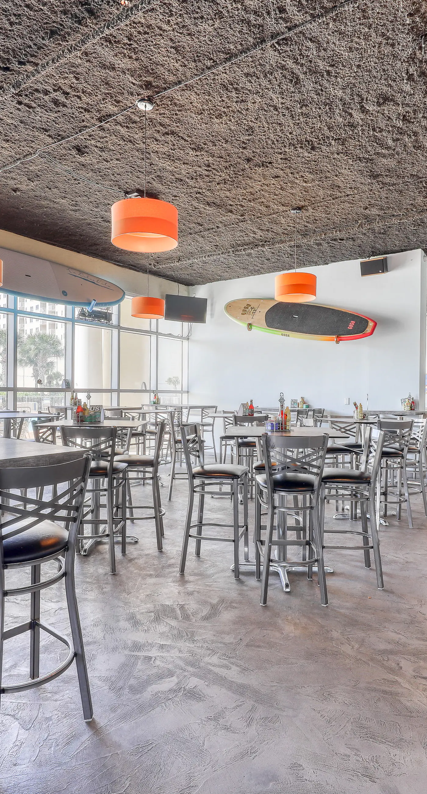 Convenient & well-equipped condo with partial beach views, shared pool & gym