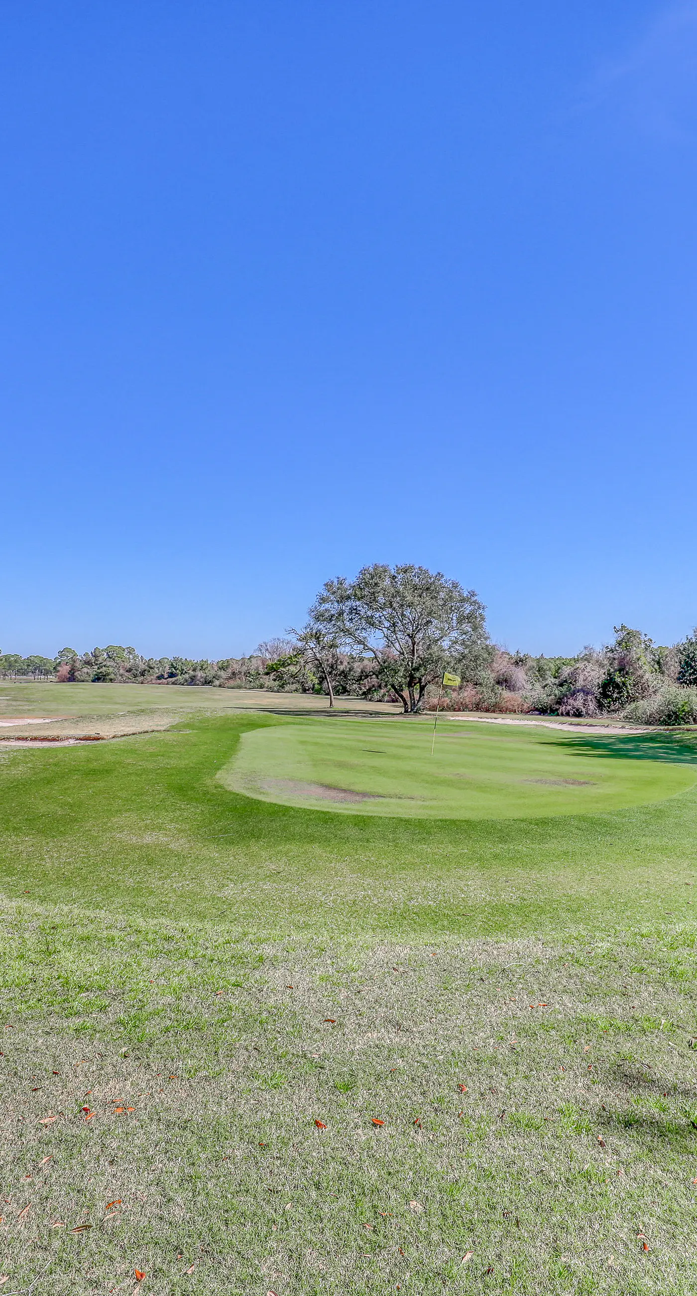 Convenient & well-equipped condo with partial beach views, shared pool & gym