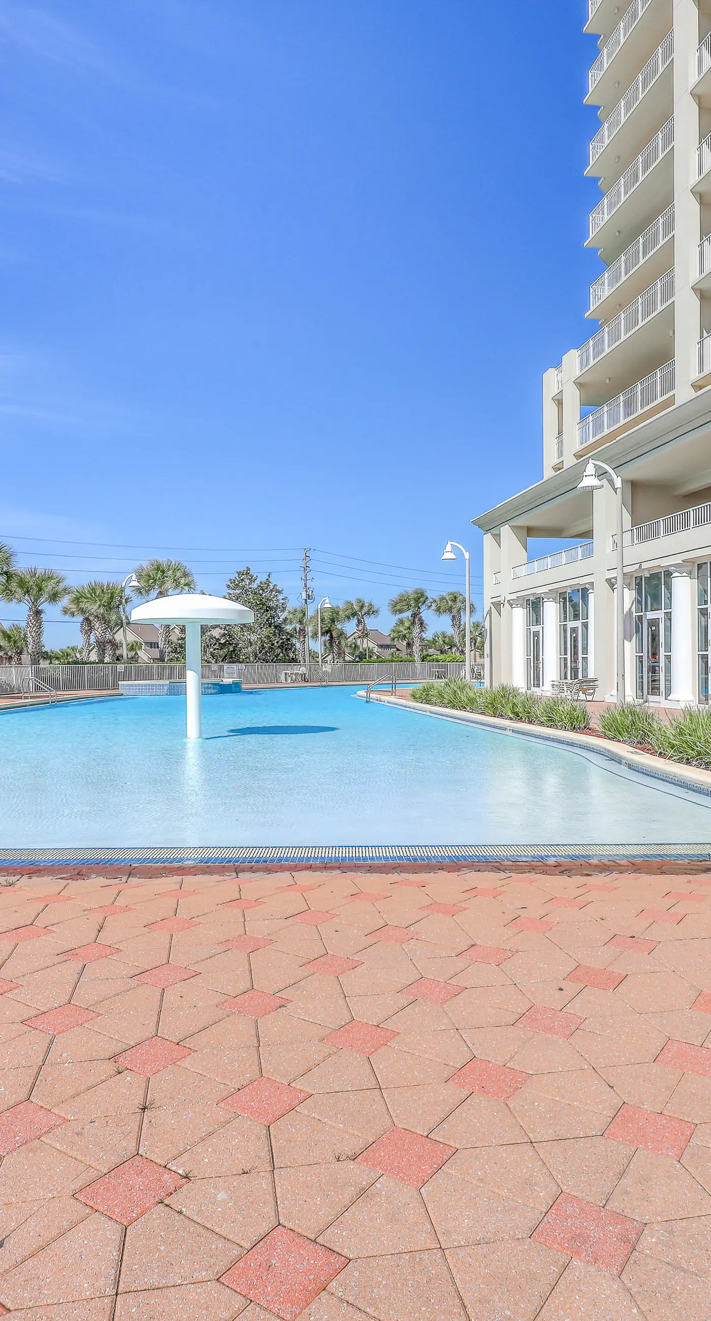 Convenient & well-equipped condo with partial beach views, shared pool & gym
