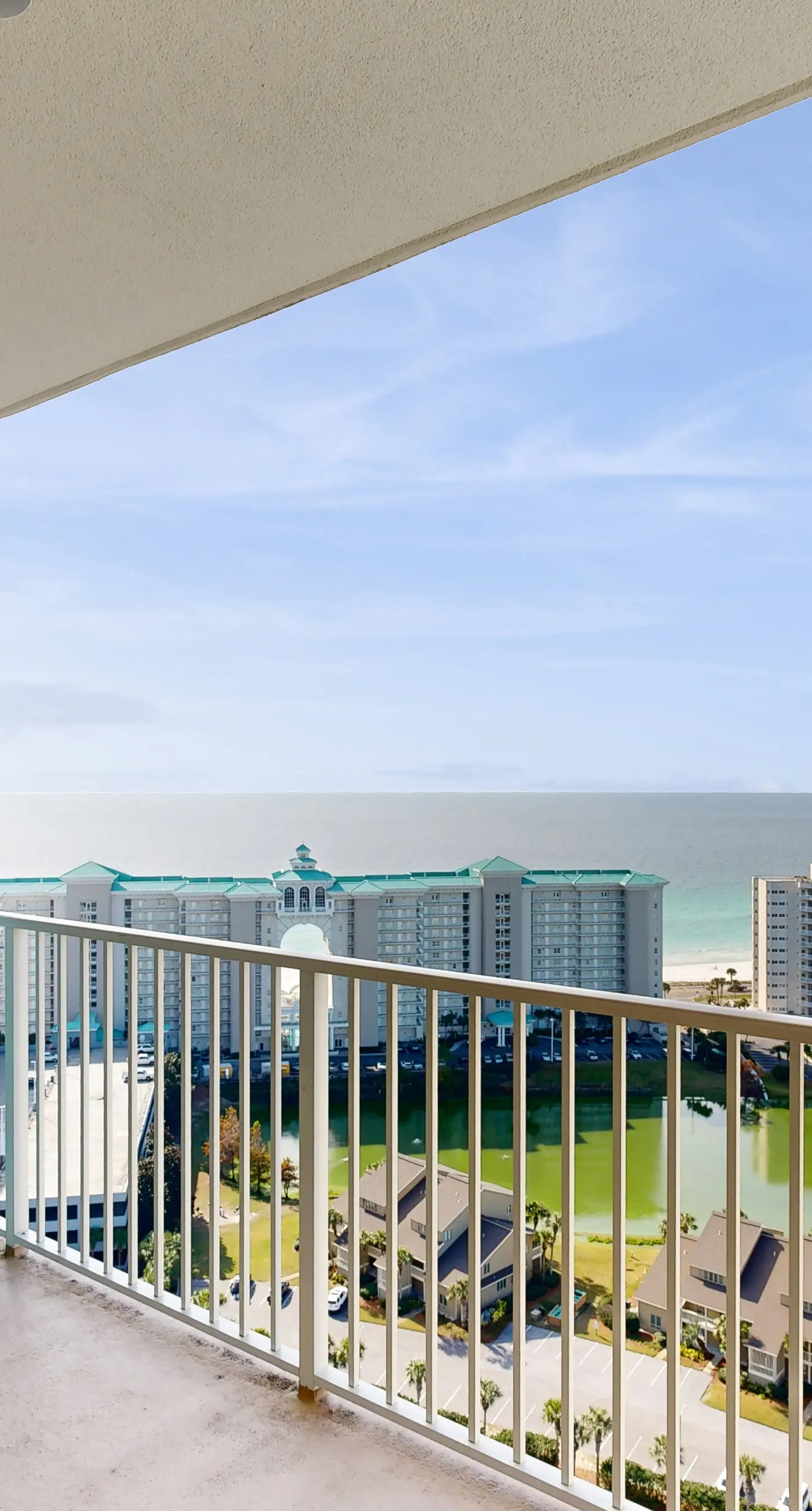 Coastal bay front condo with shared pool, and easy beach access