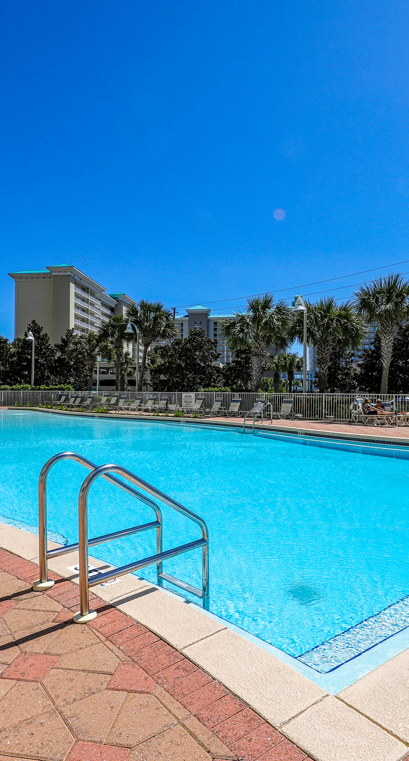 Coastal bay front condo with shared pool, and easy beach access