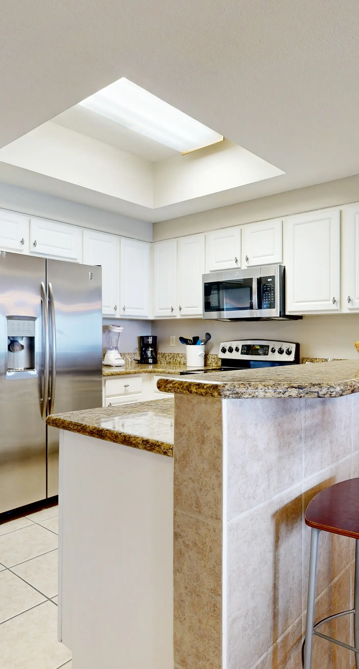 Coastal bay front condo with shared pool, and easy beach access