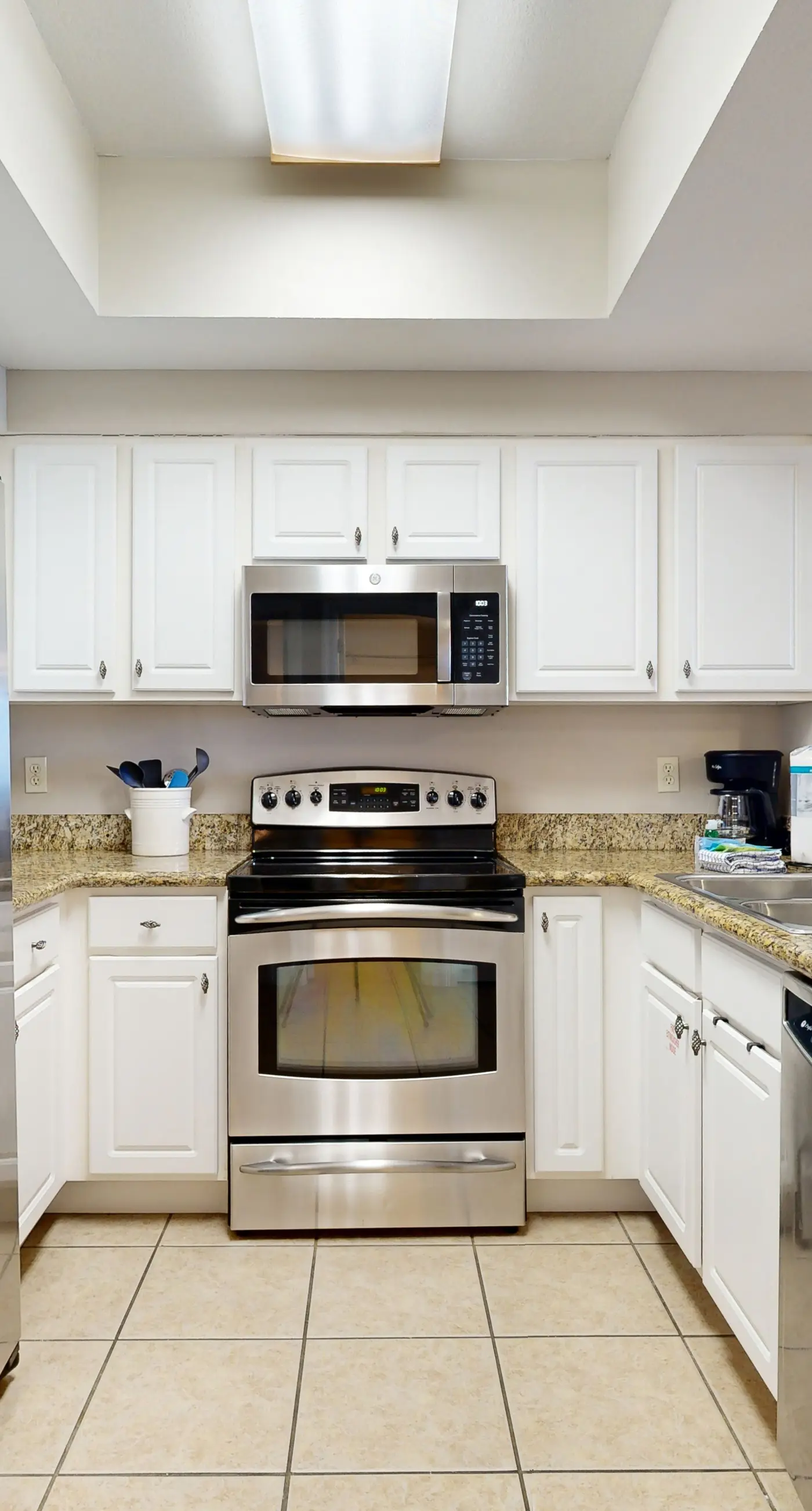 Coastal bay front condo with shared pool, and easy beach access