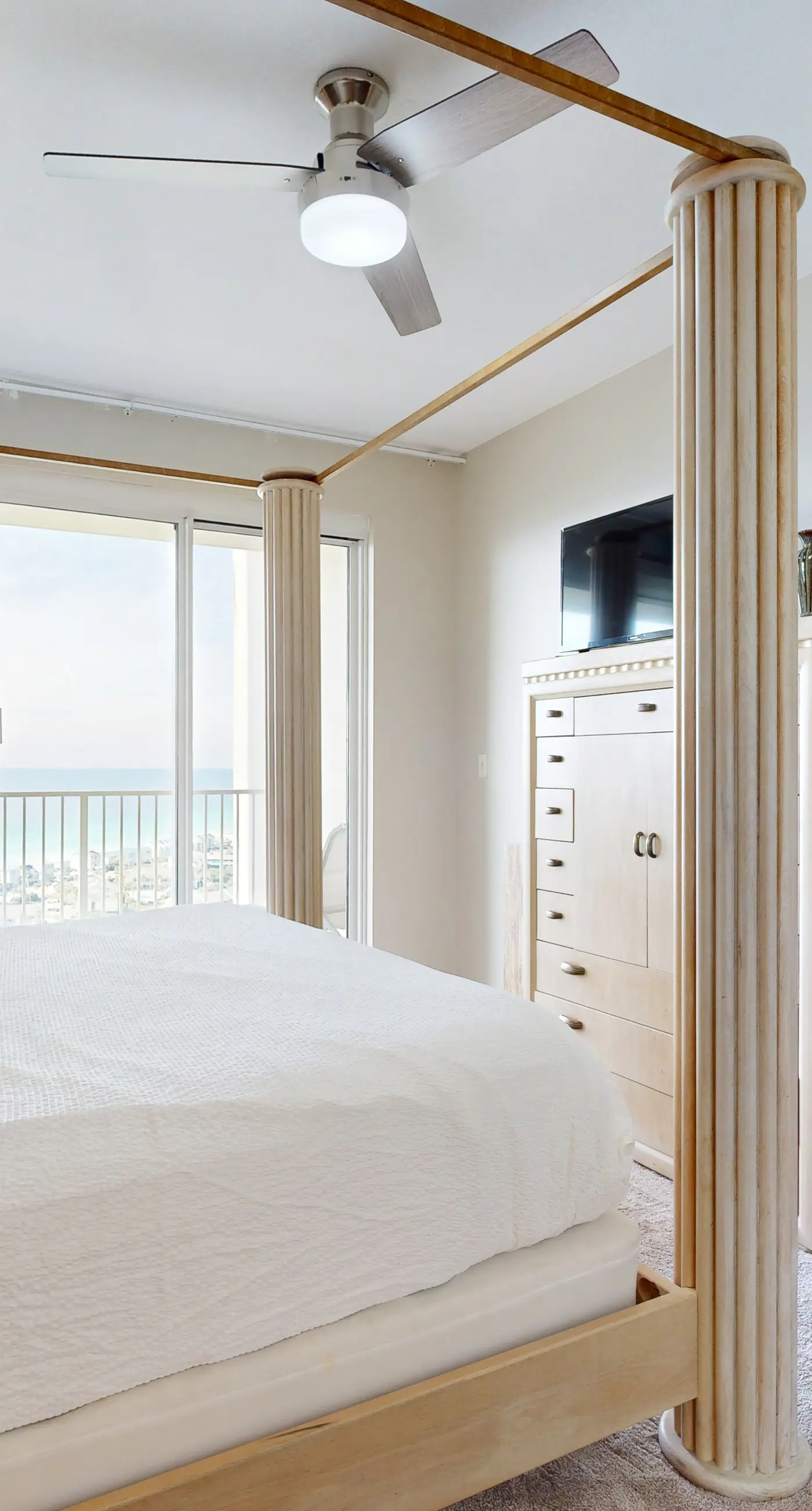 Coastal bay front condo with shared pool, and easy beach access