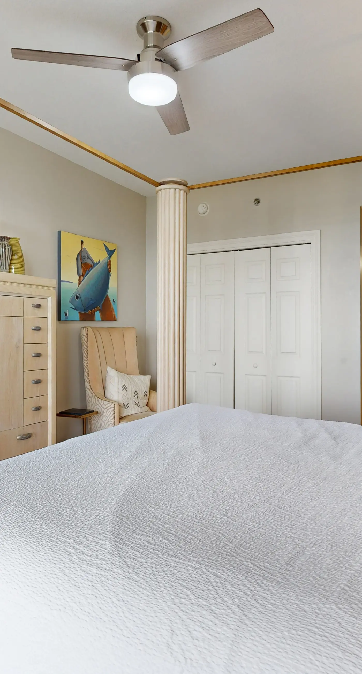 Coastal bay front condo with shared pool, and easy beach access