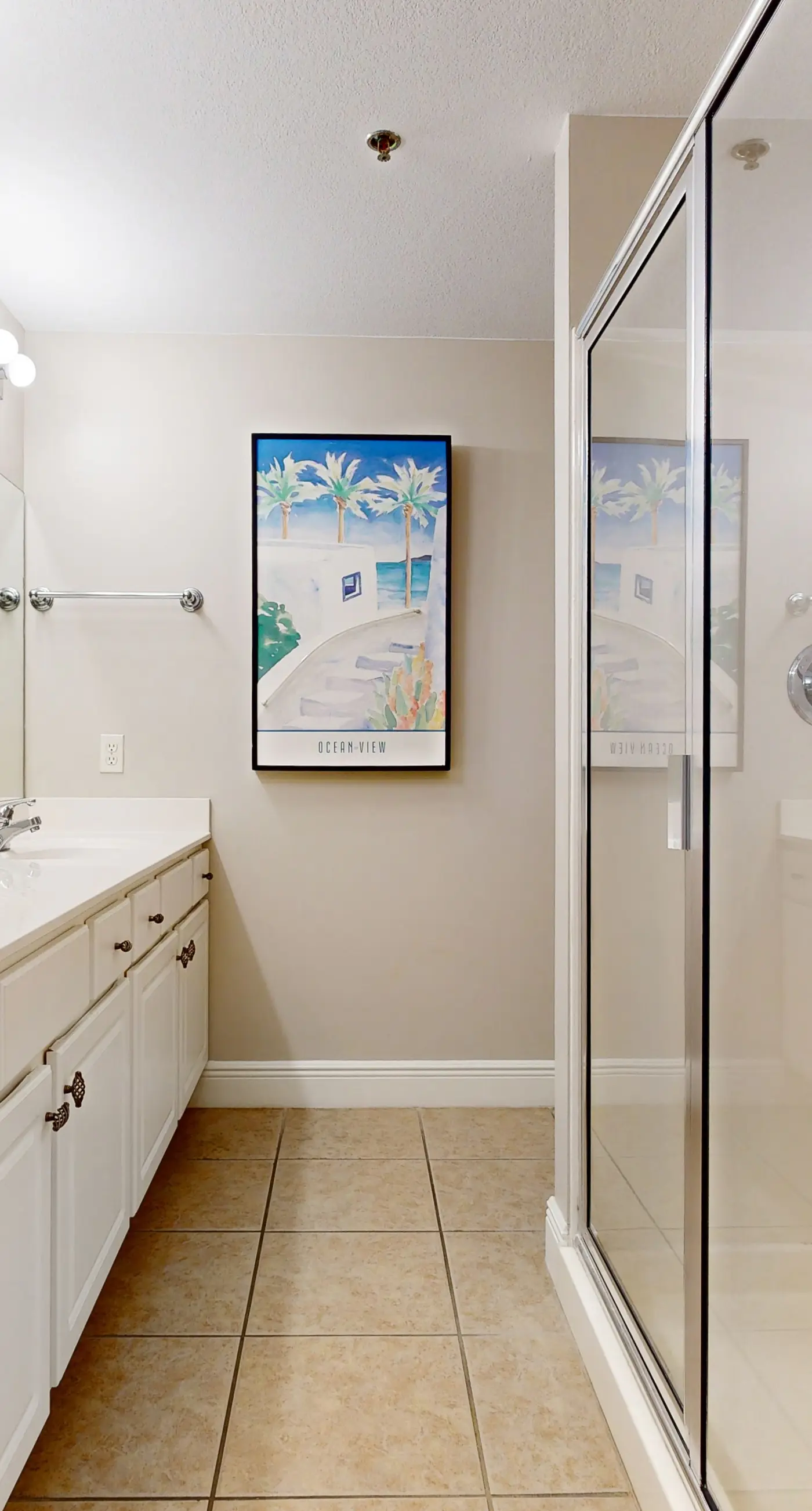 Coastal bay front condo with shared pool, and easy beach access