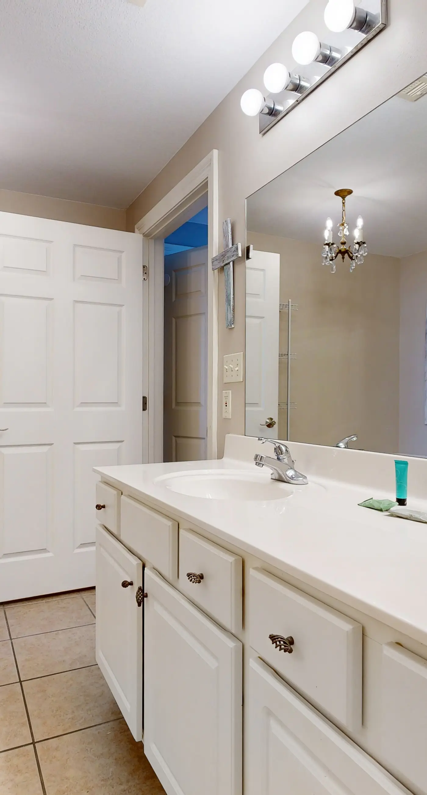 Coastal bay front condo with shared pool, and easy beach access