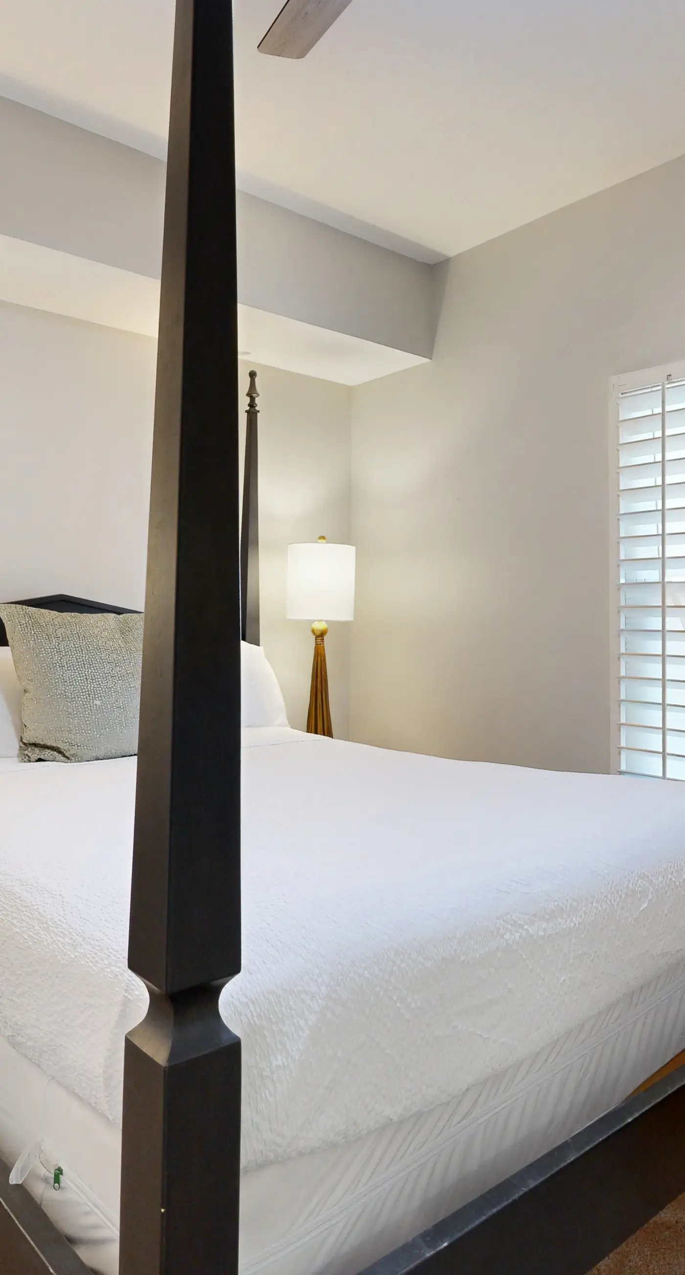 Coastal bay front condo with shared pool, and easy beach access