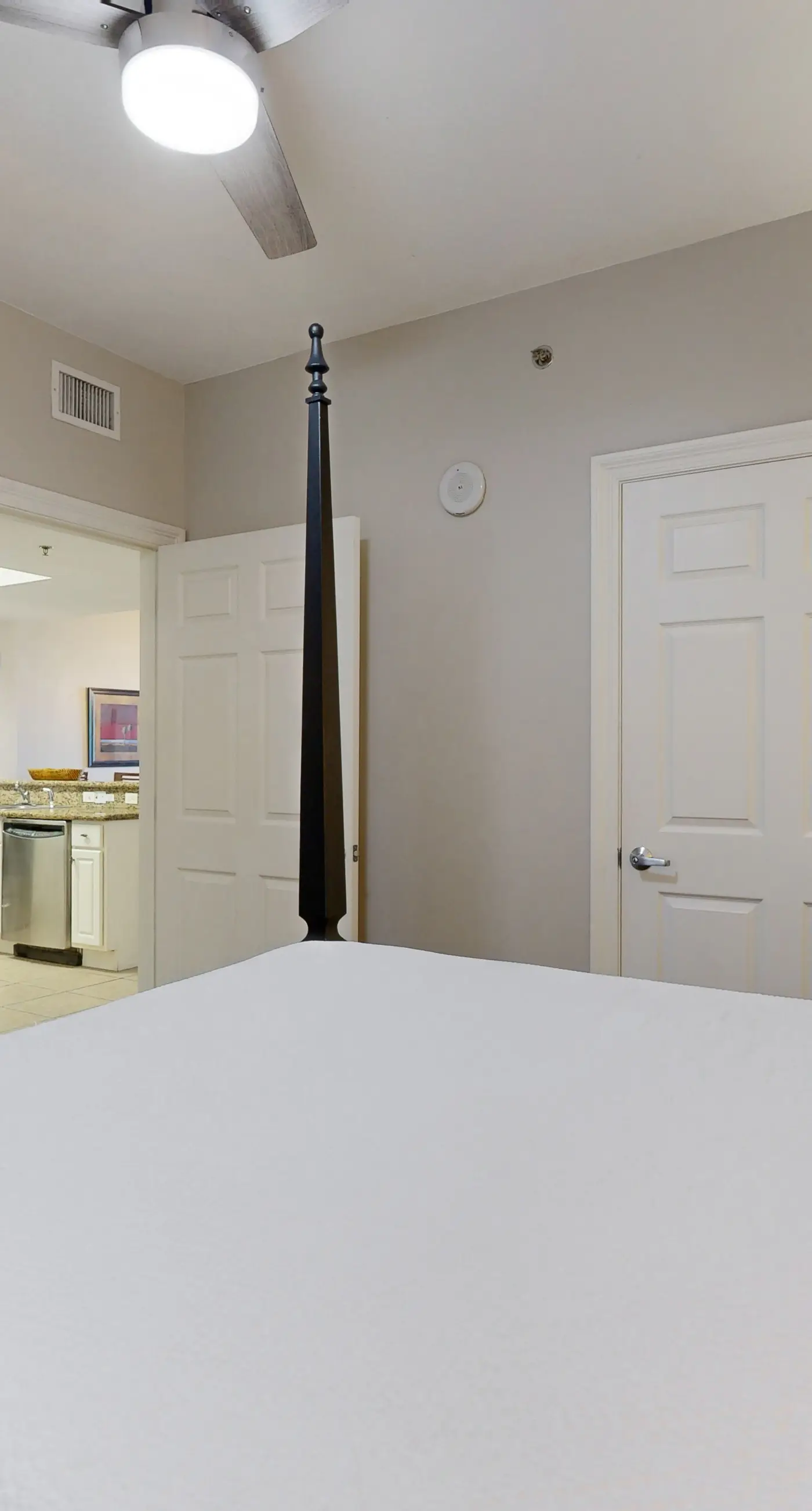 Coastal bay front condo with shared pool, and easy beach access