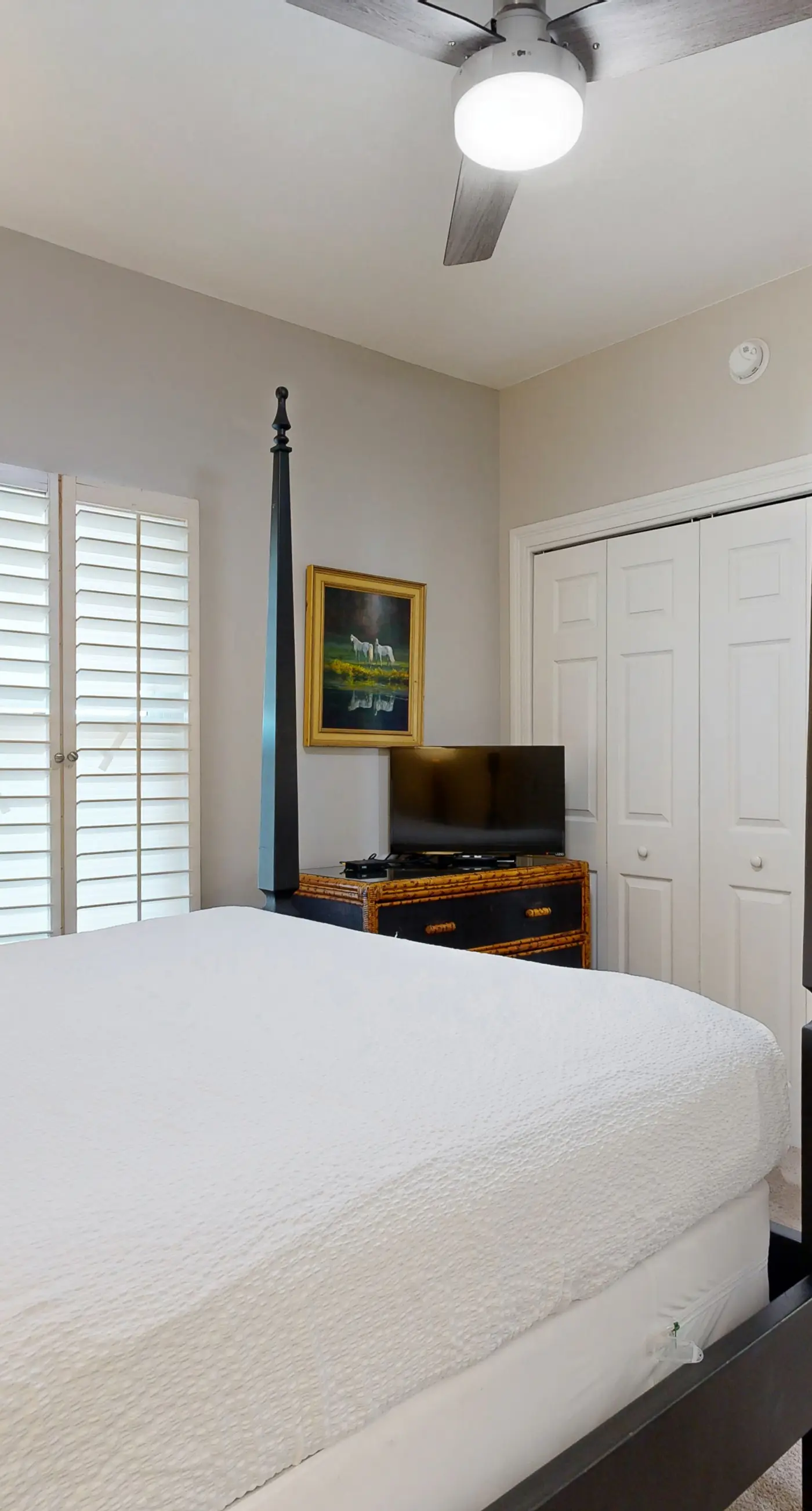 Coastal bay front condo with shared pool, and easy beach access