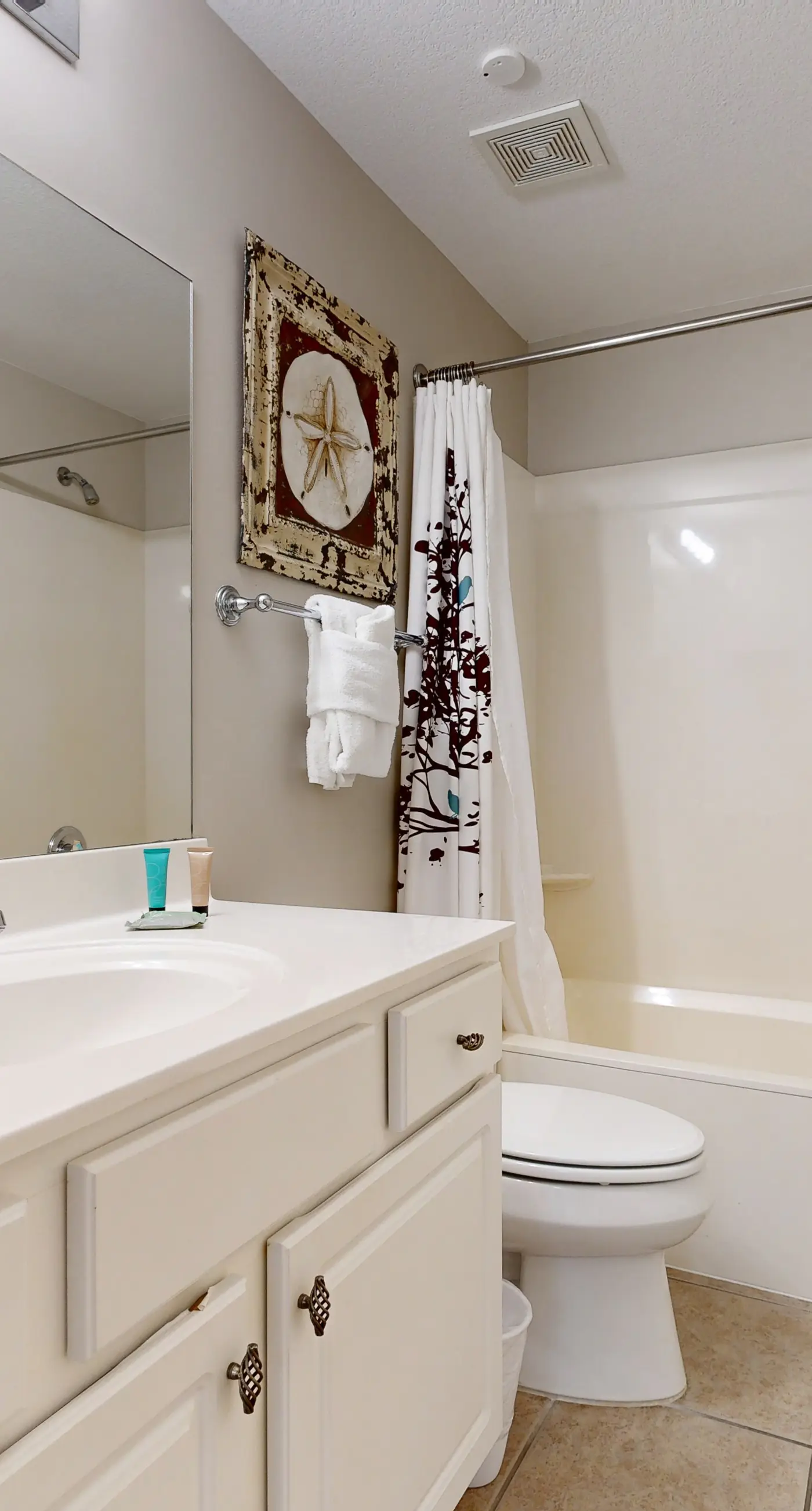 Coastal bay front condo with shared pool, and easy beach access