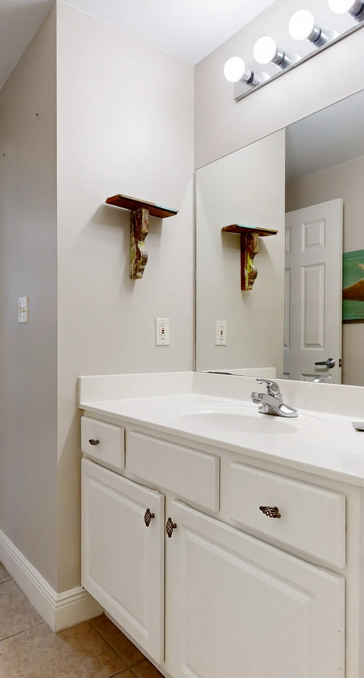 Coastal bay front condo with shared pool, and easy beach access