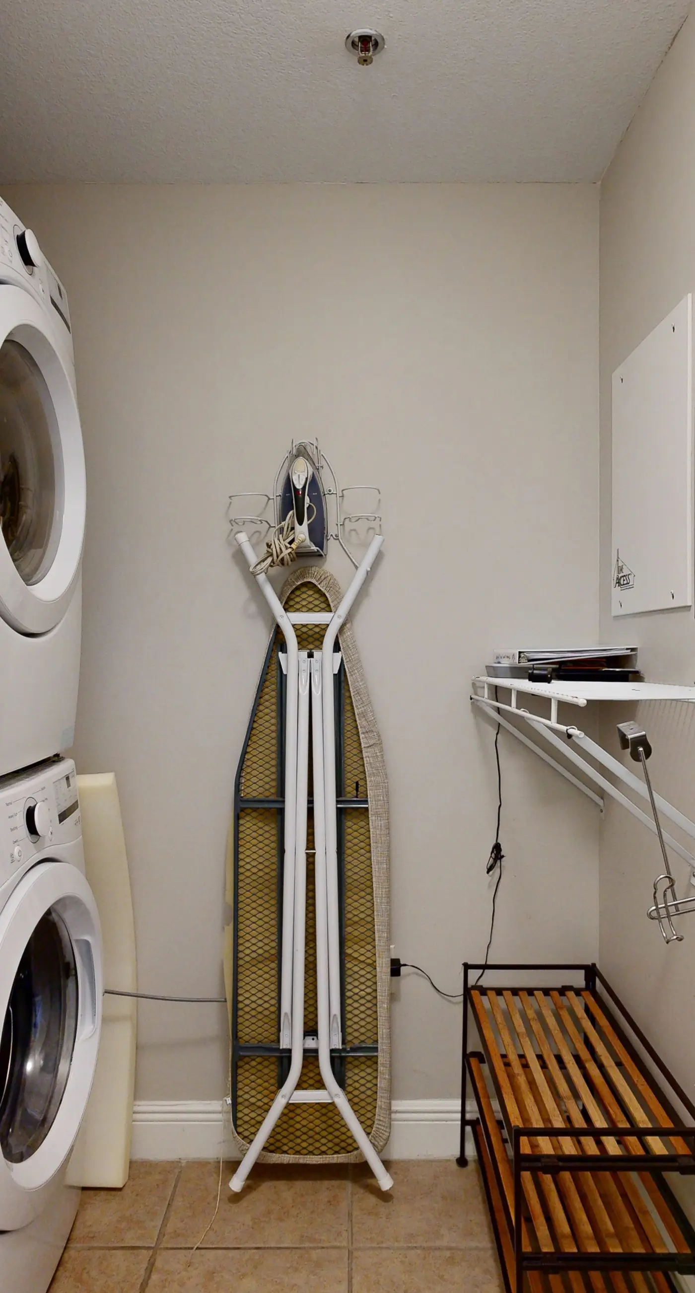 Coastal bay front condo with shared pool, and easy beach access