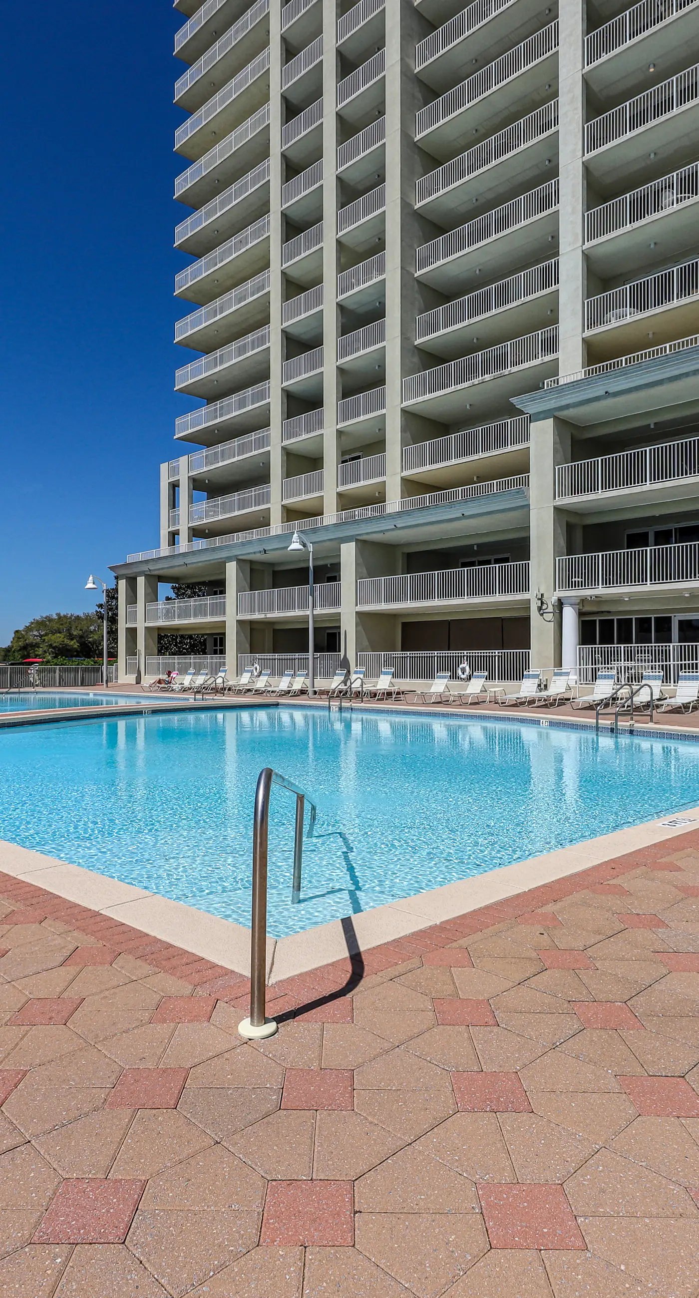 Coastal bay front condo with shared pool, and easy beach access