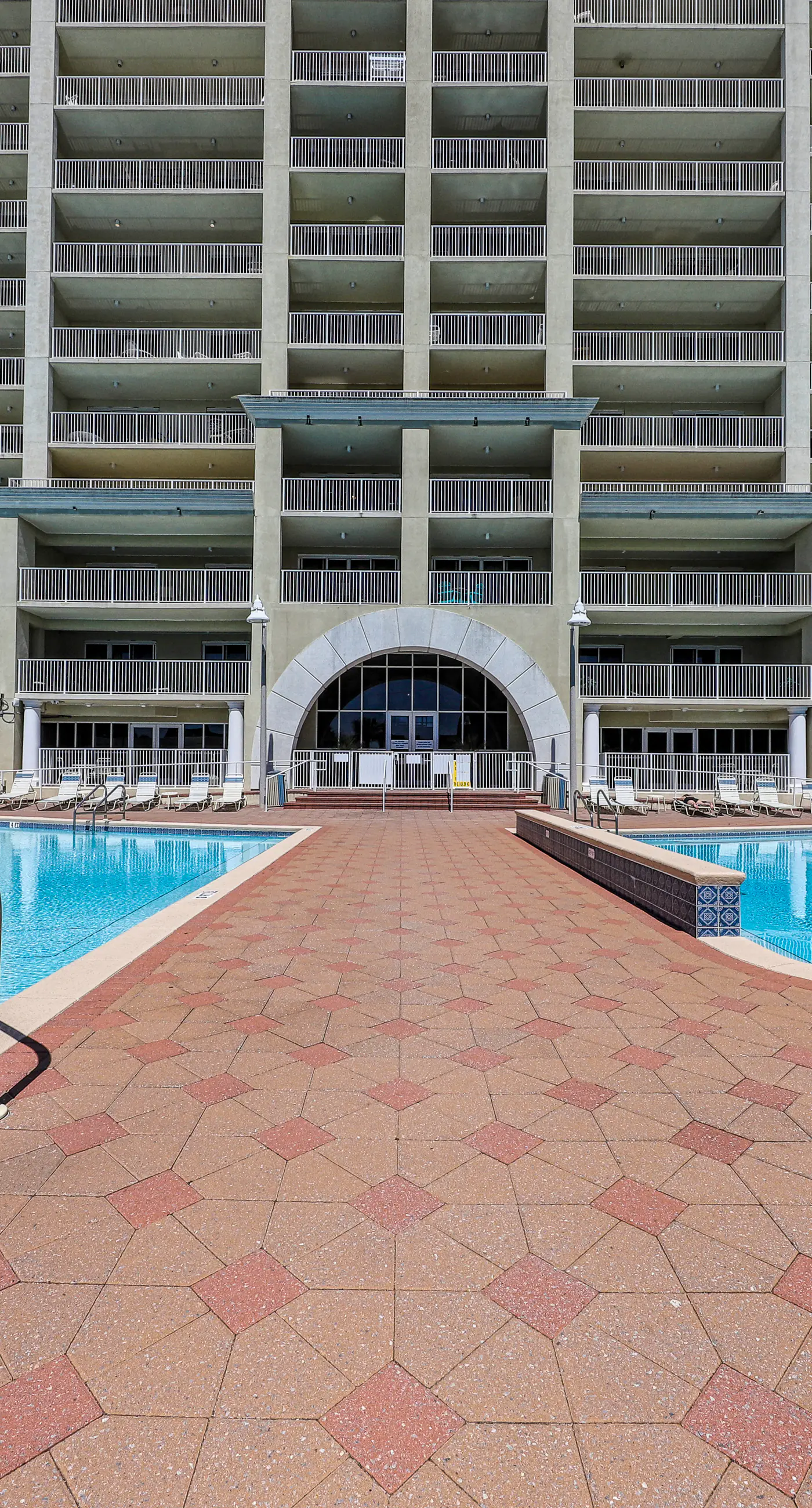 Coastal bay front condo with shared pool, and easy beach access
