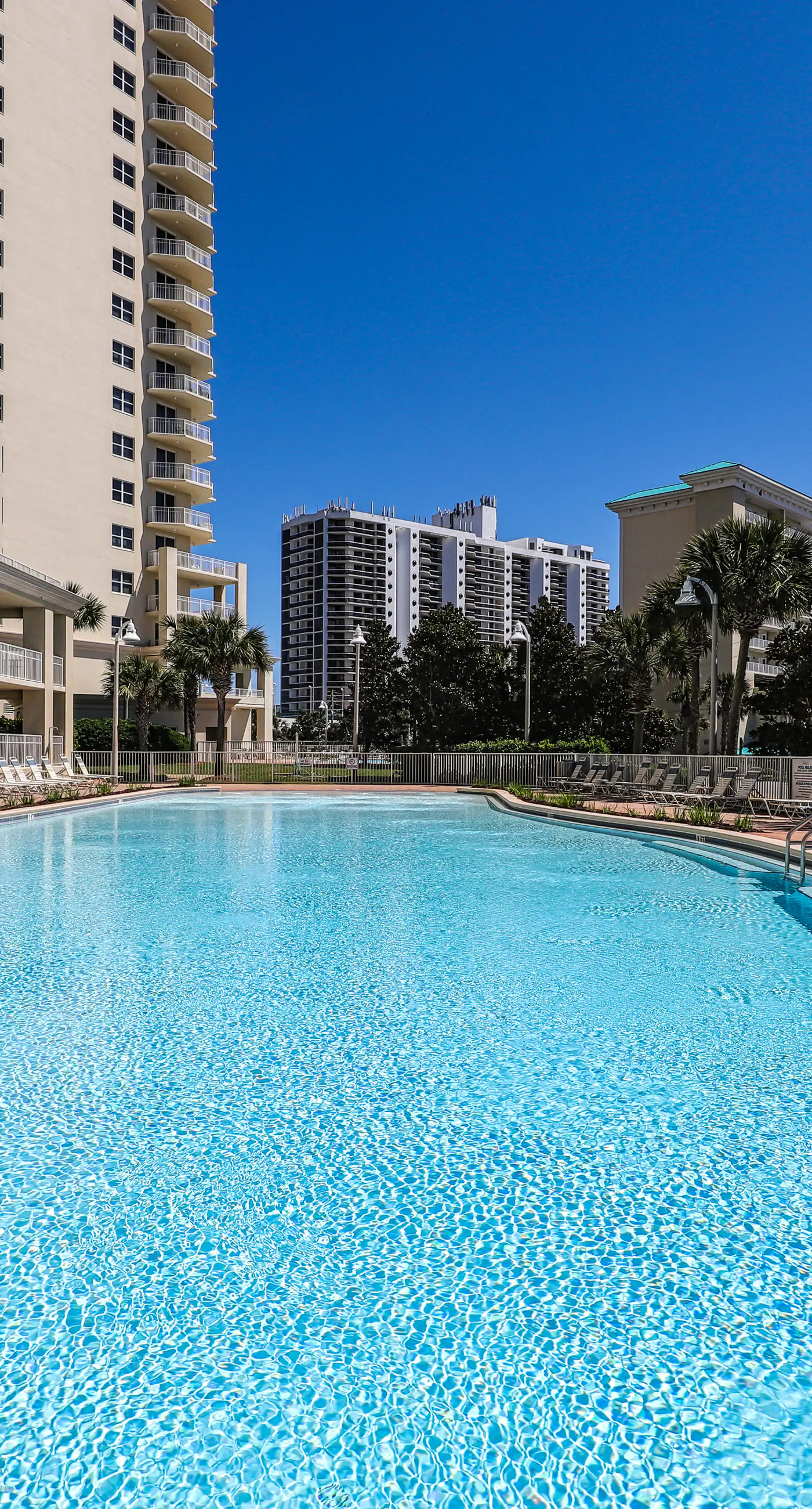 Coastal bay front condo with shared pool, and easy beach access