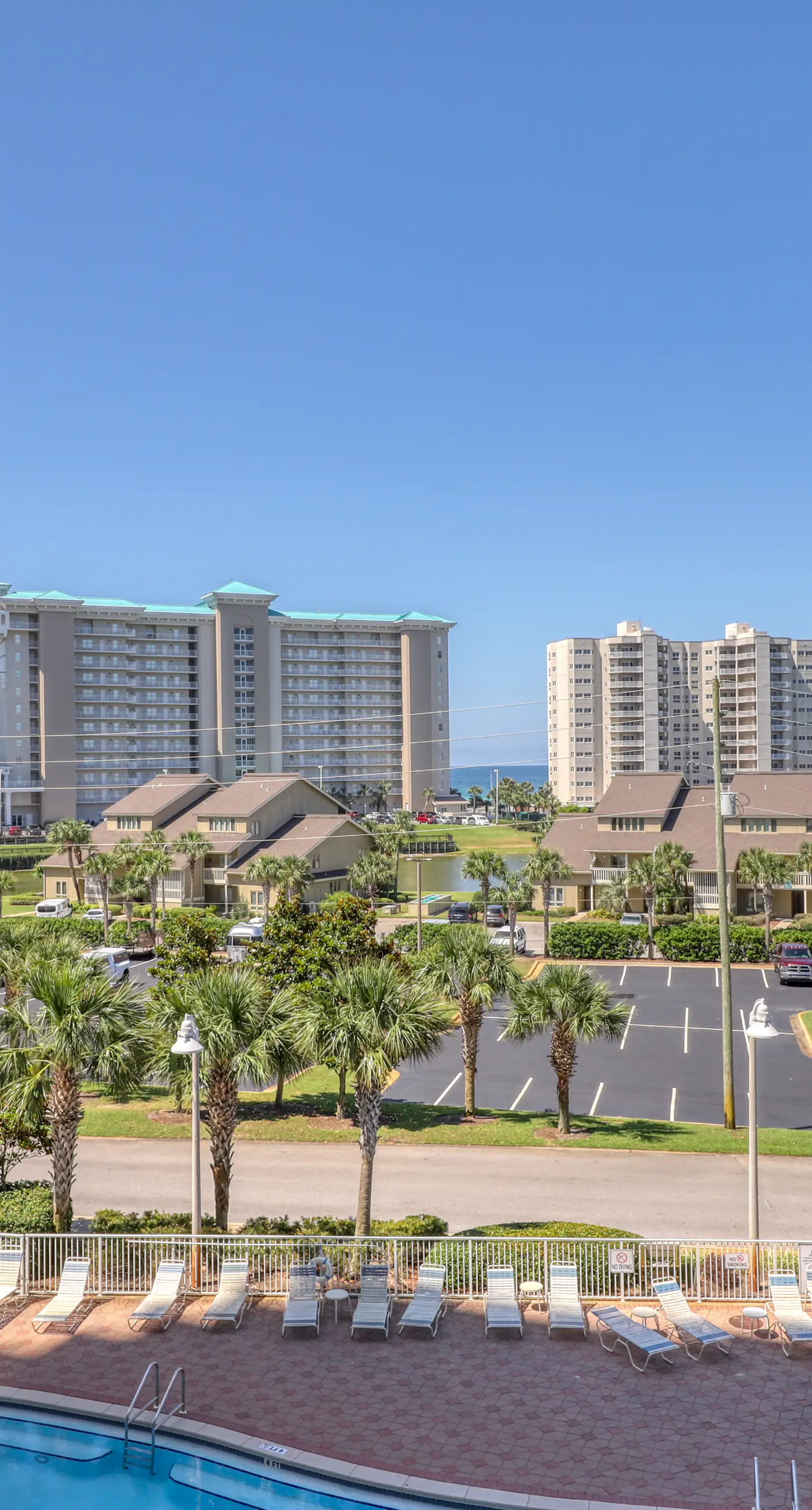 Coastal bay front condo with shared pool, and easy beach access