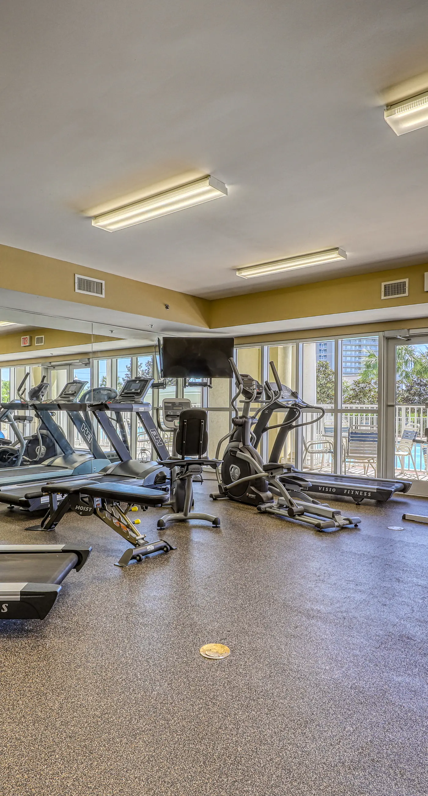 Coastal bay front condo with shared pool, and easy beach access