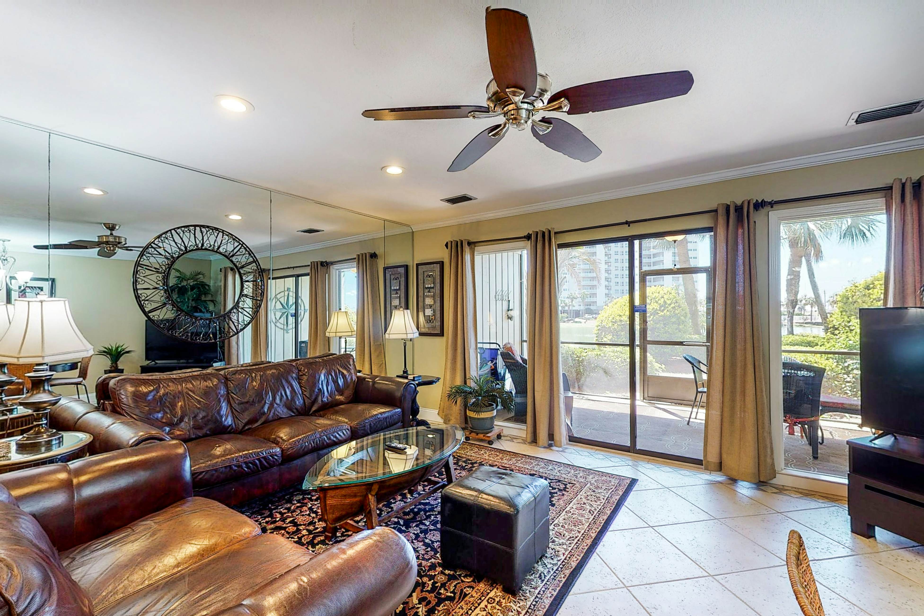 Cozy condo w/ a sunroom plus a shared pool & tennis - minutes from the beach