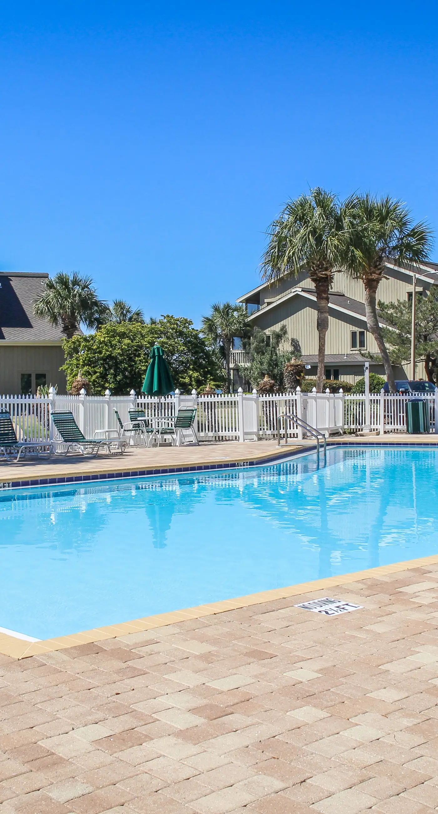 Beautiful condo with on-site golf, pool, tennis, hot tub, & gym - patio, W/D, AC
