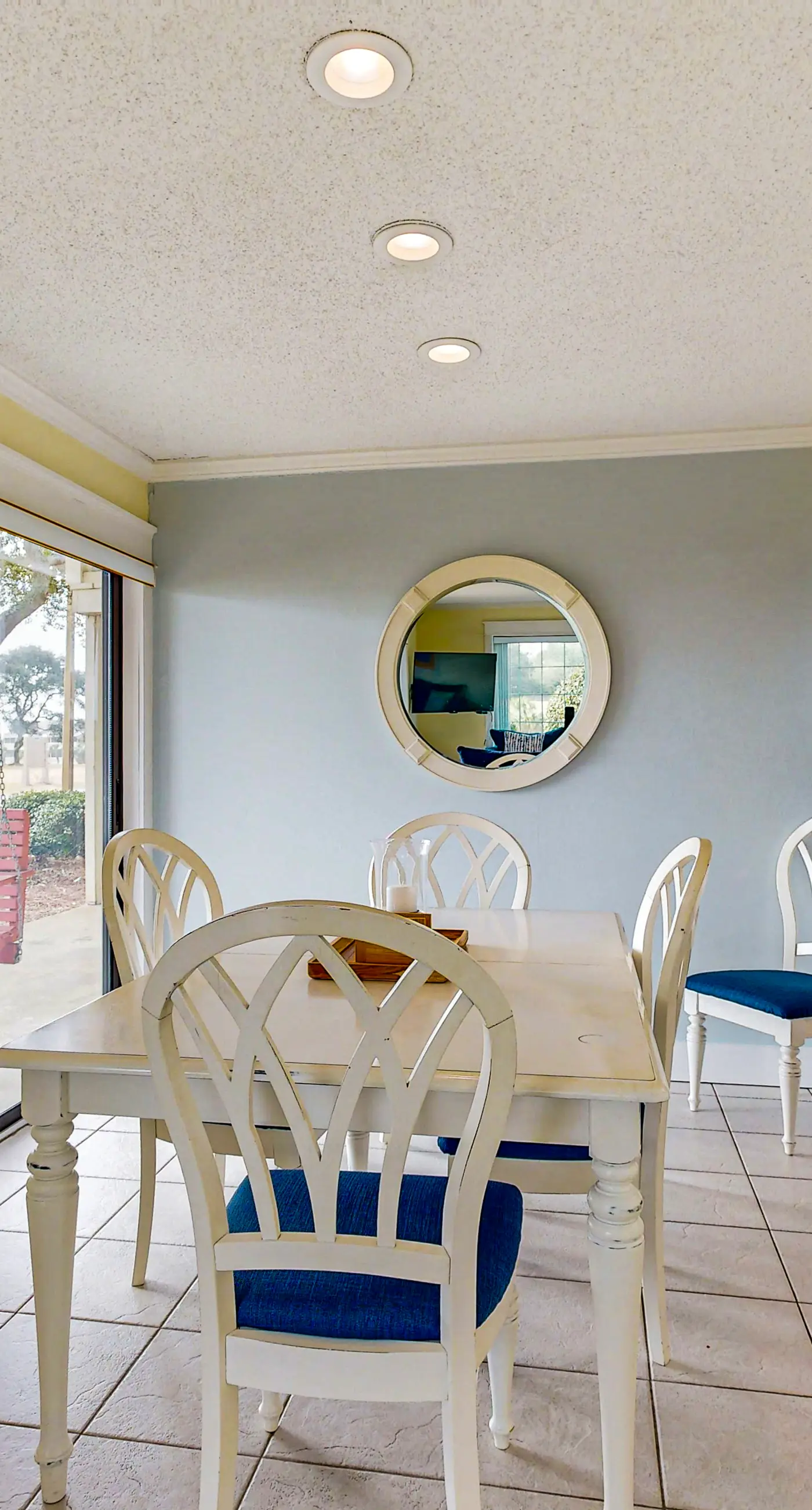 Beautiful condo with on-site golf, pool, tennis, hot tub, & gym - patio, W/D, AC