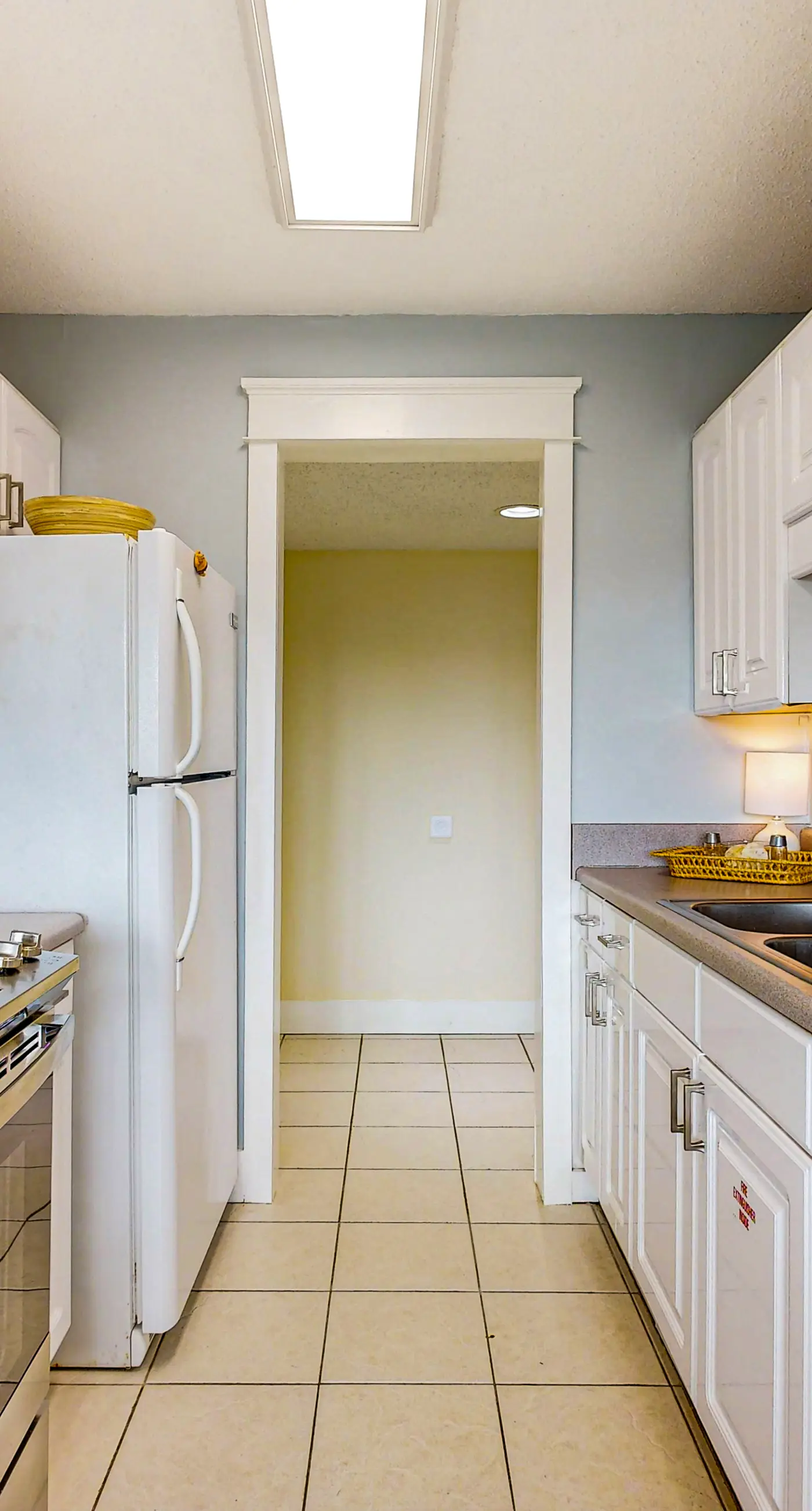 Beautiful condo with on-site golf, pool, tennis, hot tub, & gym - patio, W/D, AC