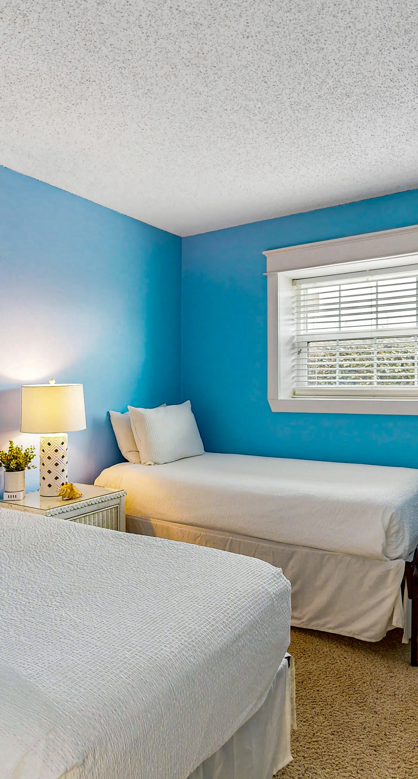 Beautiful condo with on-site golf, pool, tennis, hot tub, & gym - patio, W/D, AC