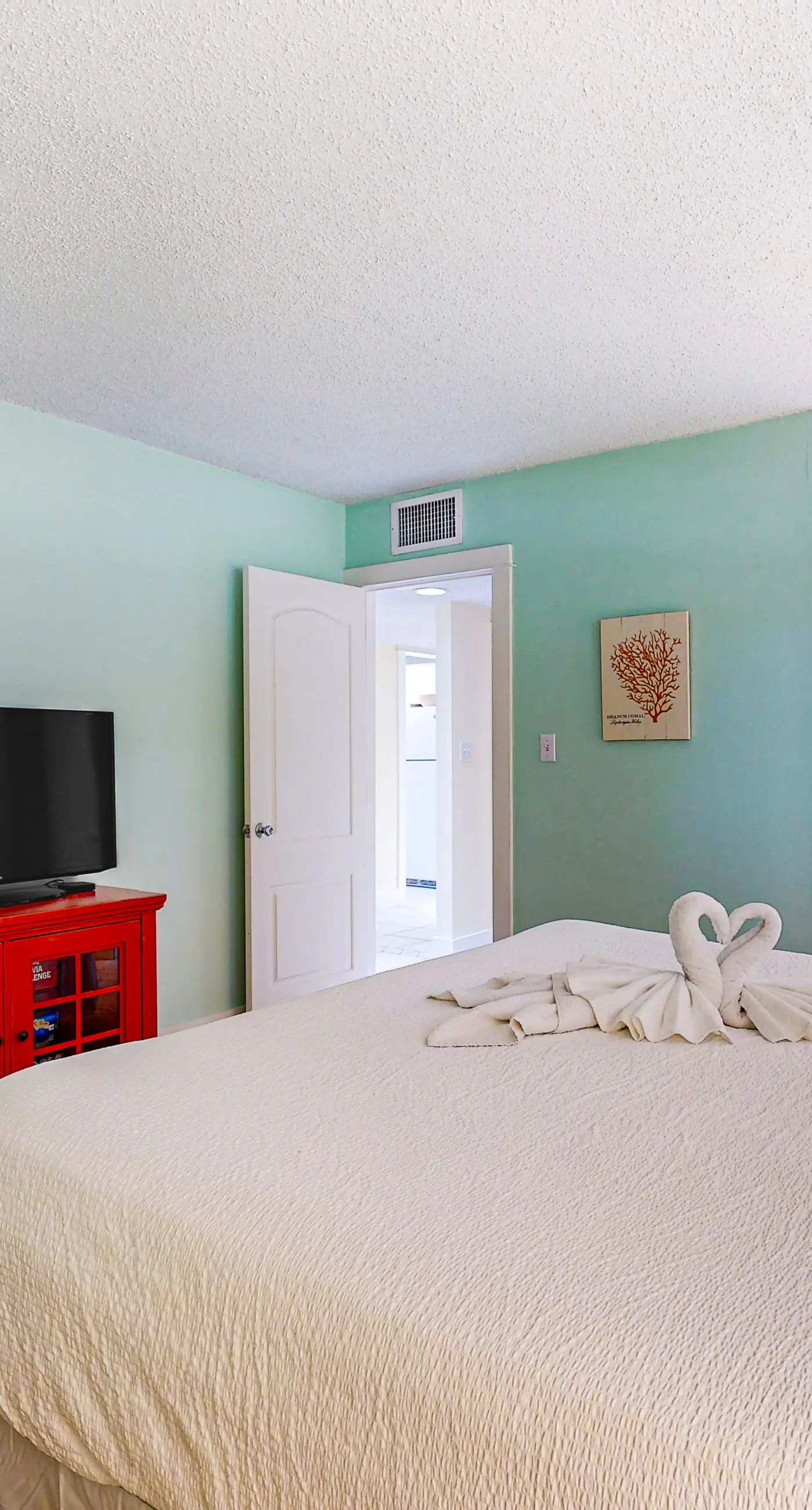 Beautiful condo with on-site golf, pool, tennis, hot tub, & gym - patio, W/D, AC