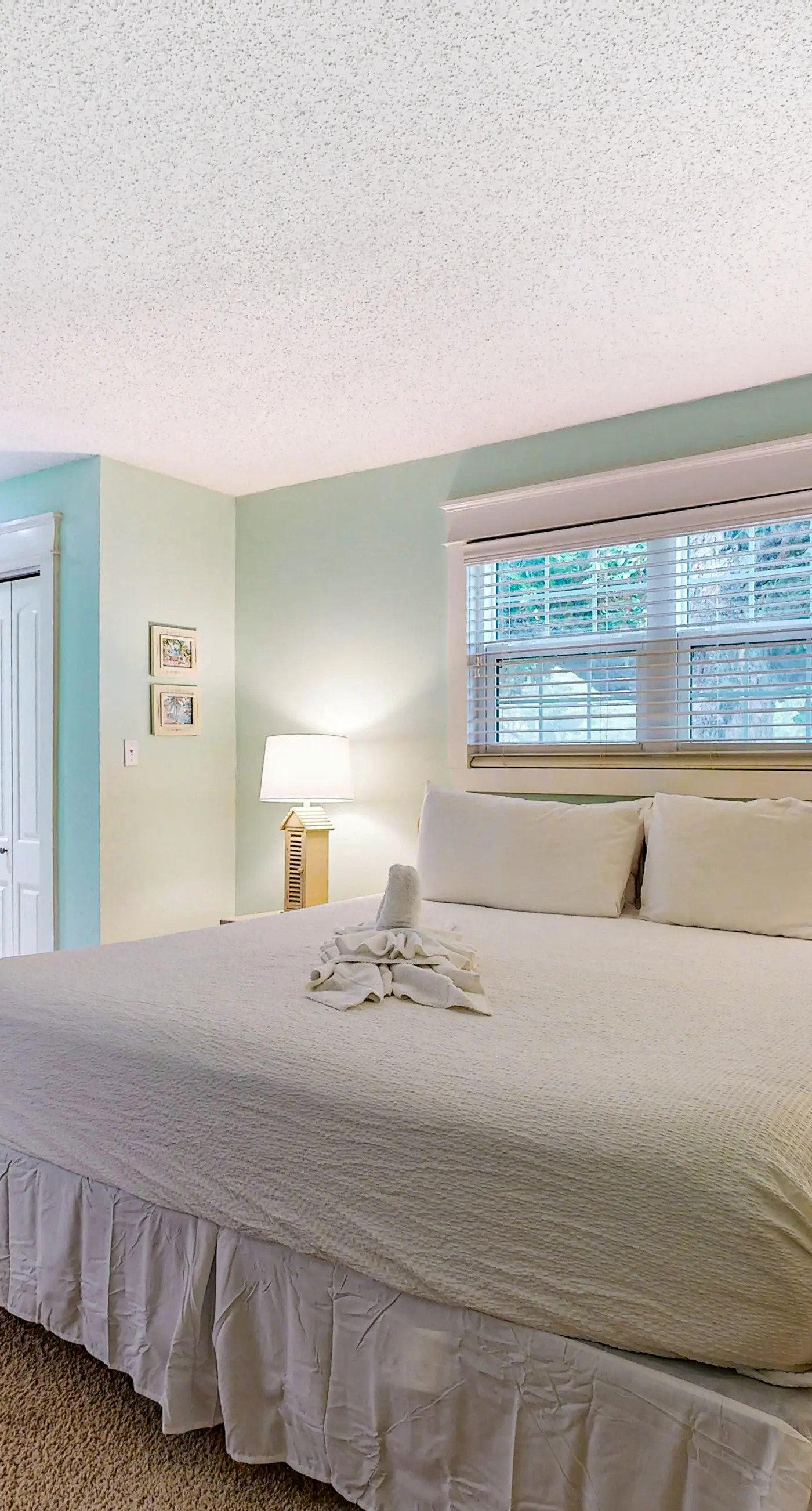 Beautiful condo with on-site golf, pool, tennis, hot tub, & gym - patio, W/D, AC