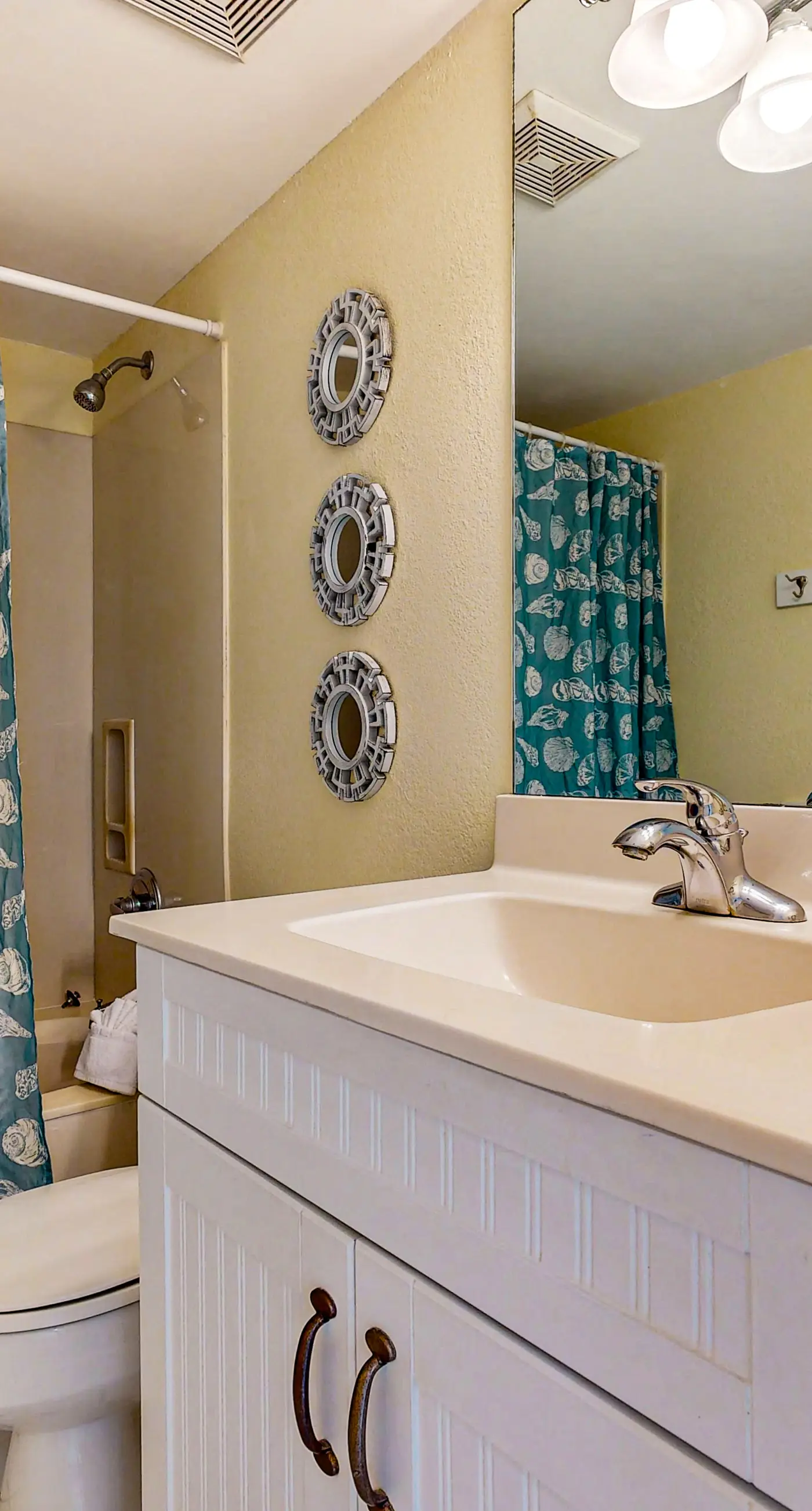 Beautiful condo with on-site golf, pool, tennis, hot tub, & gym - patio, W/D, AC