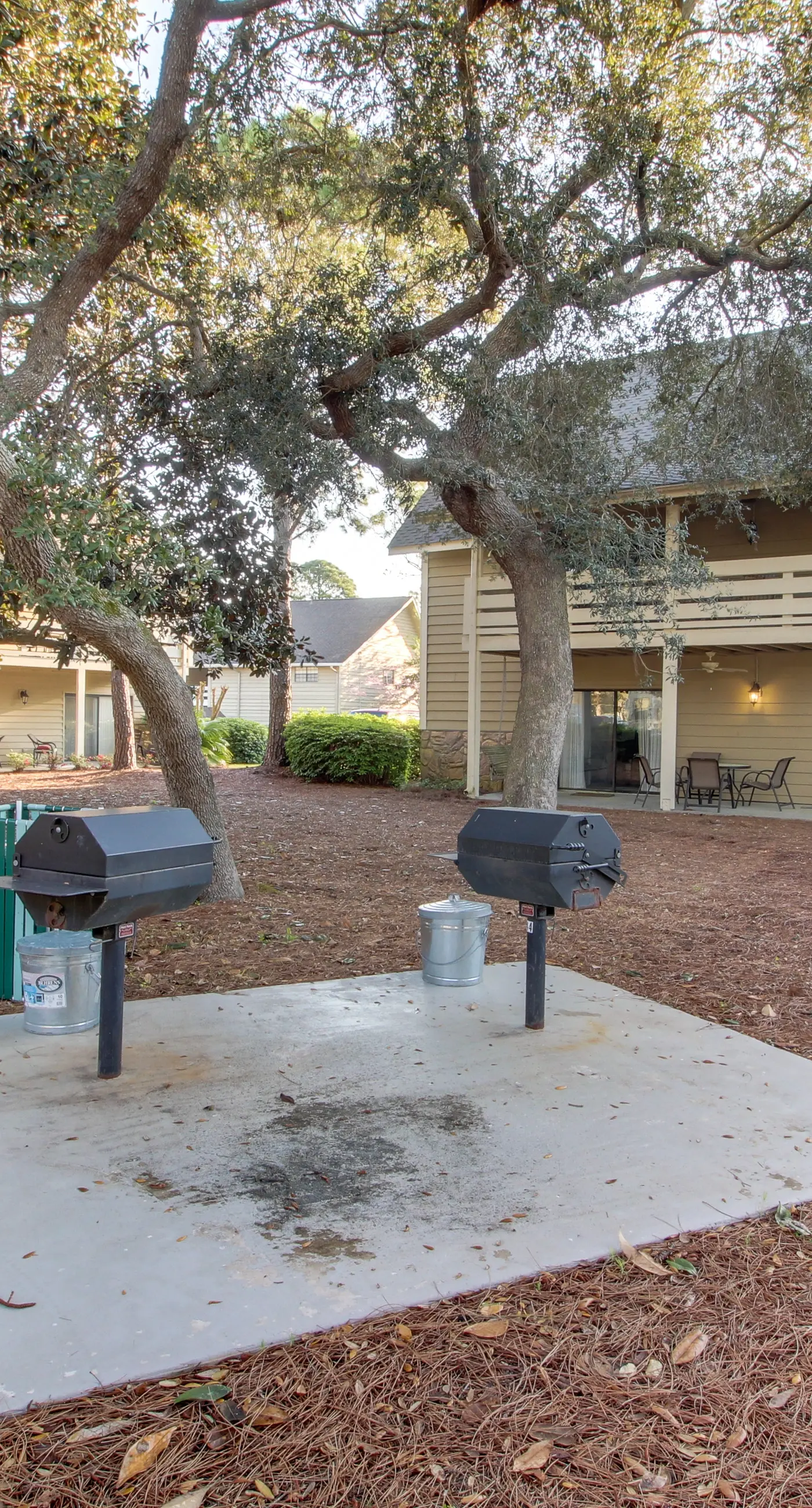 Beautiful condo with on-site golf, pool, tennis, hot tub, & gym - patio, W/D, AC