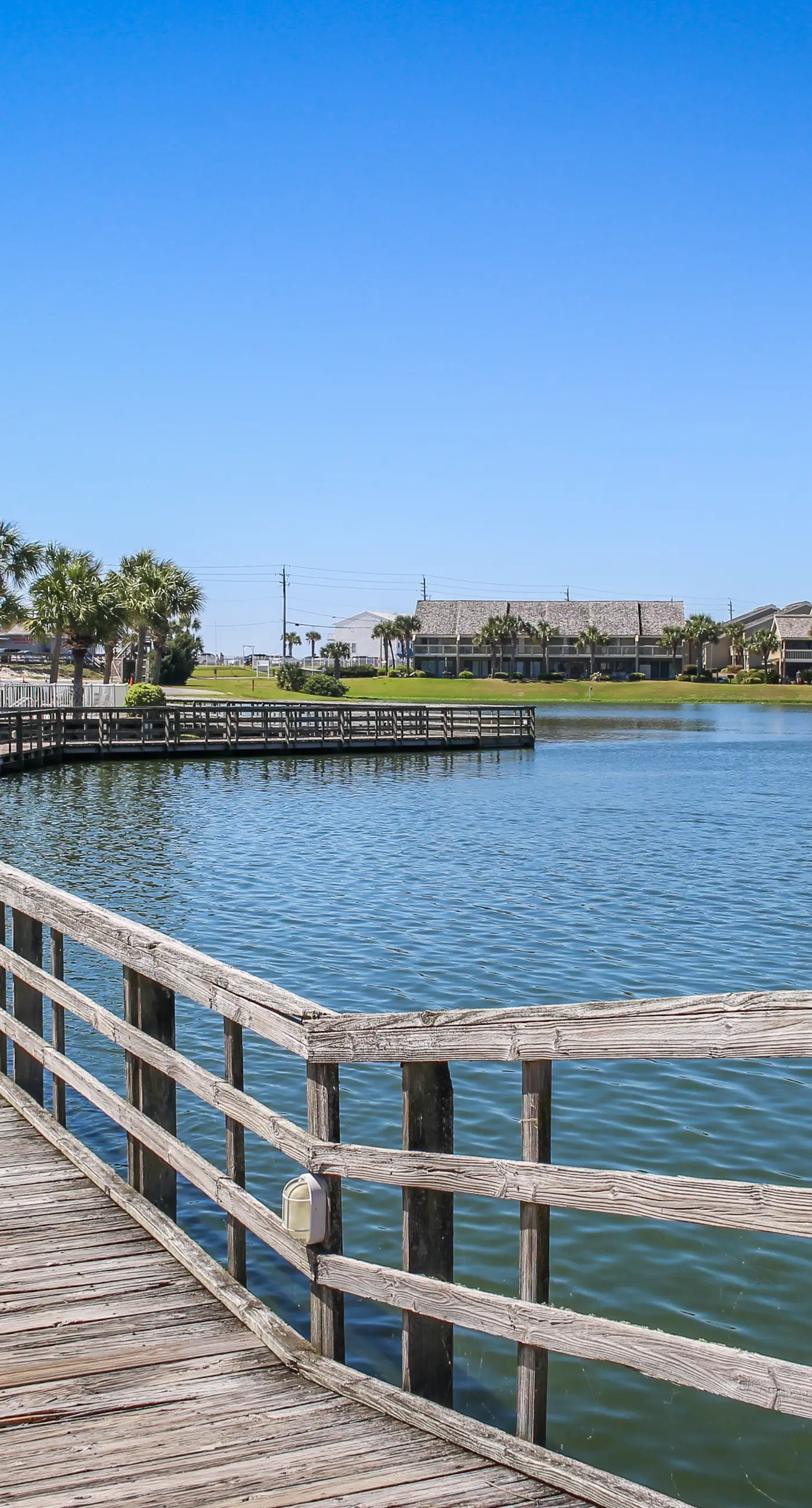 Beautiful condo with on-site golf, pool, tennis, hot tub, & gym - patio, W/D, AC