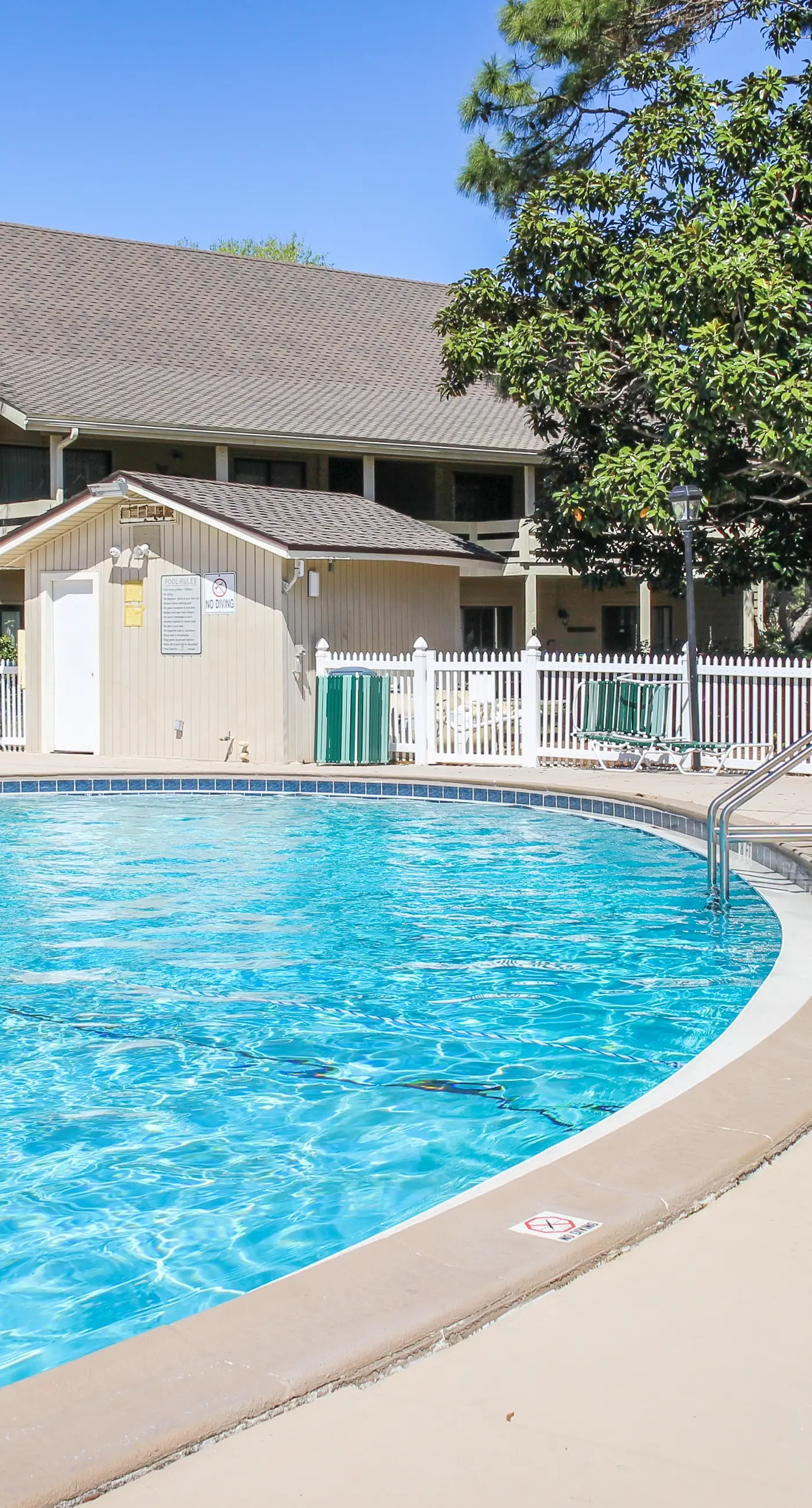 Beautiful condo with on-site golf, pool, tennis, hot tub, & gym - patio, W/D, AC