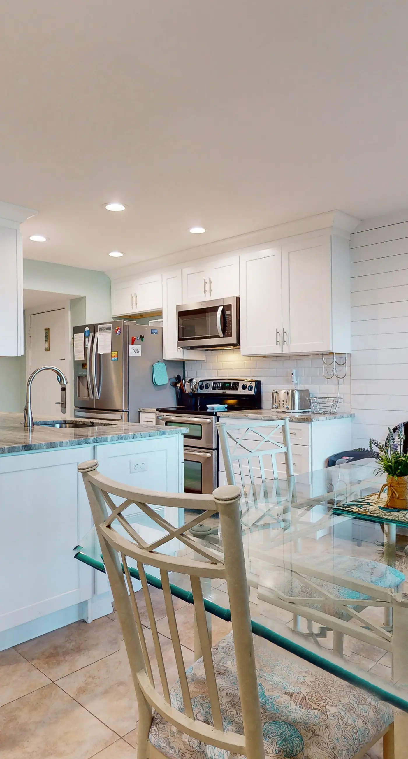 Sunny condo with lake views, outdoor pool, fast WiFi, tennis & central AC