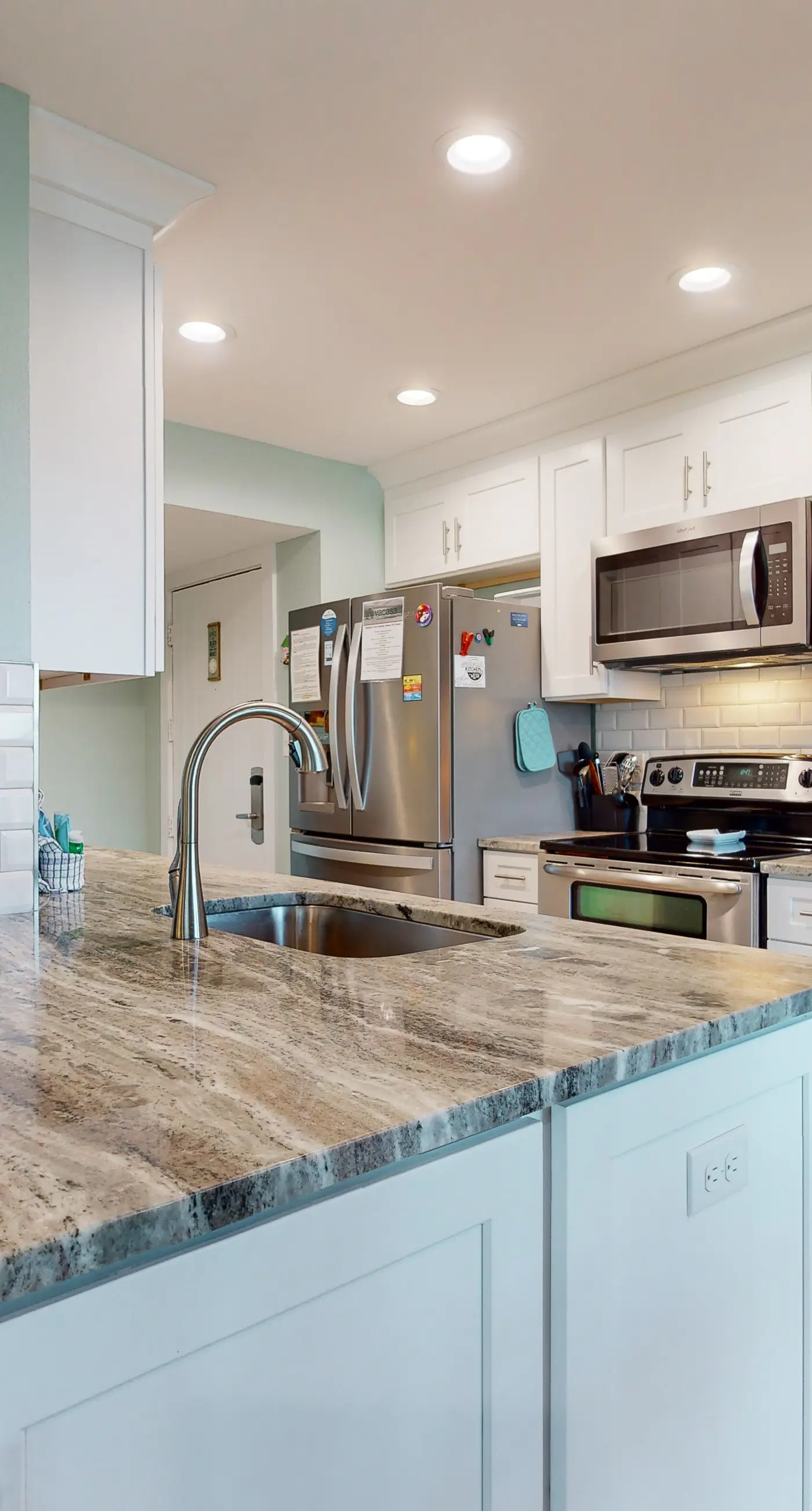 Sunny condo with lake views, outdoor pool, fast WiFi, tennis & central AC