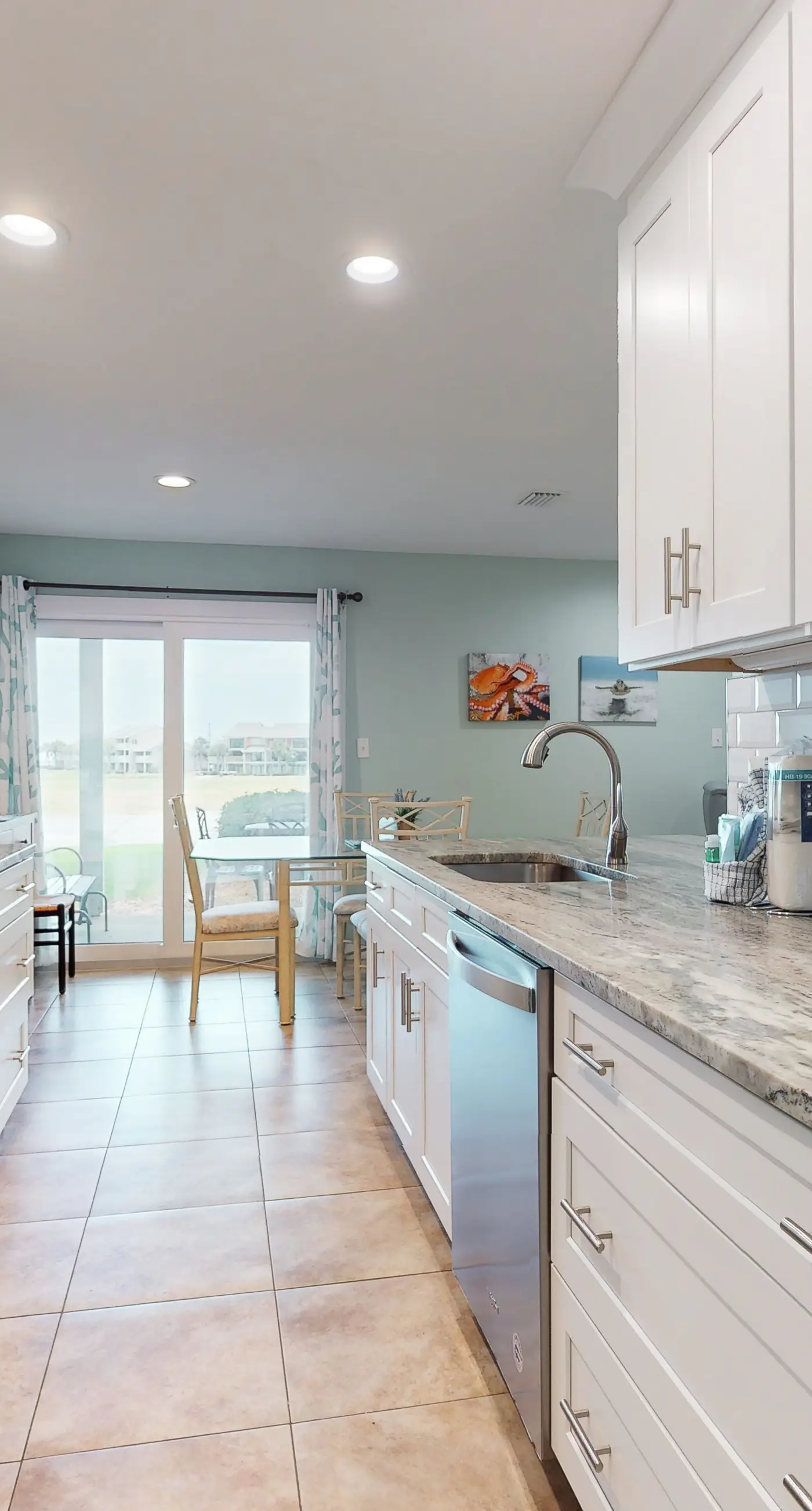 Sunny condo with lake views, outdoor pool, fast WiFi, tennis & central AC